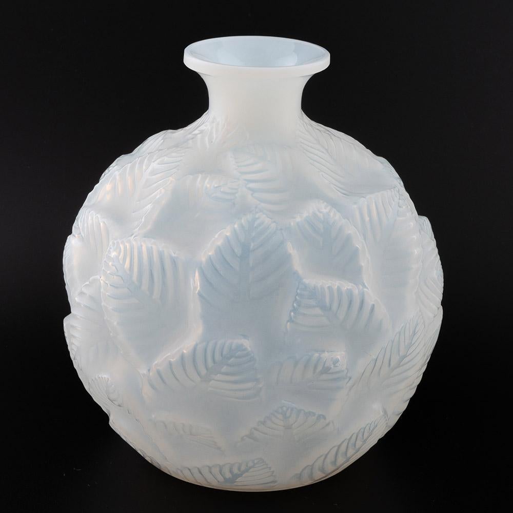 Français Rene Lalique Vase Ormeaux Designé en 1926 - Marcilhac 984 en vente