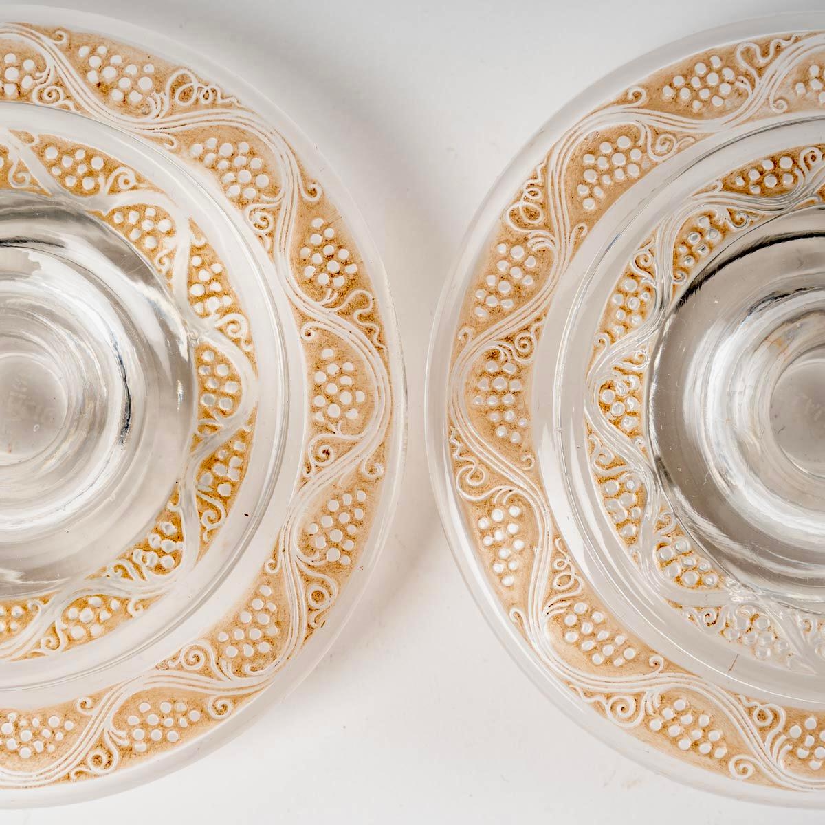 Verre d'art René Lalique - Paire de chandeliers et coupe en verre Ricquewihr à patine sépia en vente