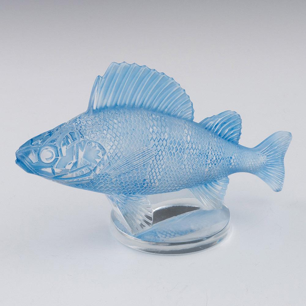Intestazione : La mascotte per auto di Rene Lalique Perché
Data : Progettato nel 1929
Origine : Wingen-sur-Moder. Francia
Caratteristiche : Pesce persico macchiato di blu - Marcilhac 1158
Marchi : R Lalique France inciso sul lato inferiore della