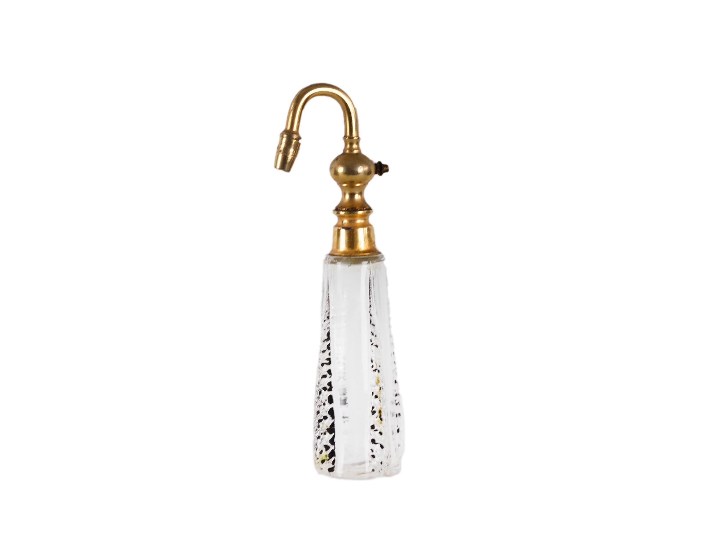 Un atomizzatore per flaconi di profumo René Lalique. 'Origan'.

Un nebulizzatore trasparente e smaltato di nero con supporto in metallo dorato per il profumo D'Héraud.

Modello del 1925.

Marchio stampato R.Lalique Paris France

Solo la bottiglia