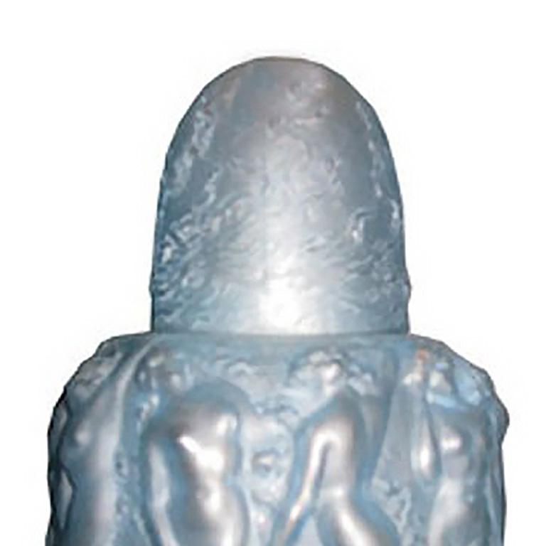 Un bruciaprofumi in vetro stampato di Rene Lalique: Sirenes. Marcilhac 2651, modello introdotto nel 1920. Patina blu, iscrizione R. Lalique.