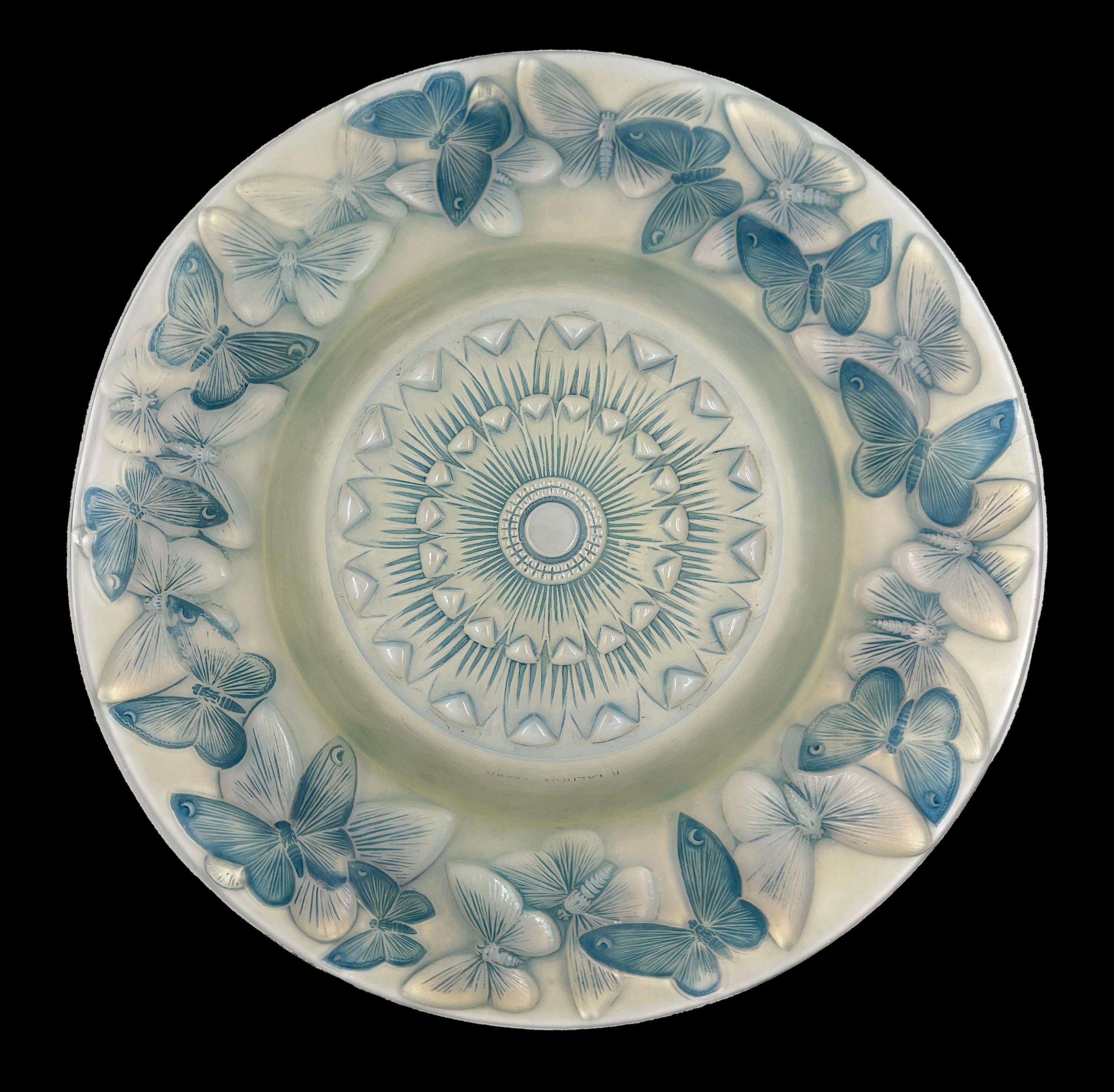 Rene Lalique Phalènes Bowl, Circa 1929 In Good Condition For Sale In London, GB