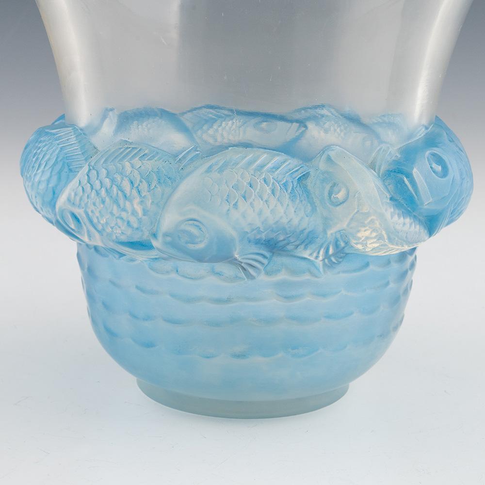 Titolo : Vaso Piriac di Rene Lalique - Marcilhac 1043
Data : Progettato nel 1930
Origine : Wingen-sur-Moder. Francia
Caratteristiche della ciotola: Vetro trasparente e smerigliato con una fascia di pesci stampati in blu sopra un motivo a
