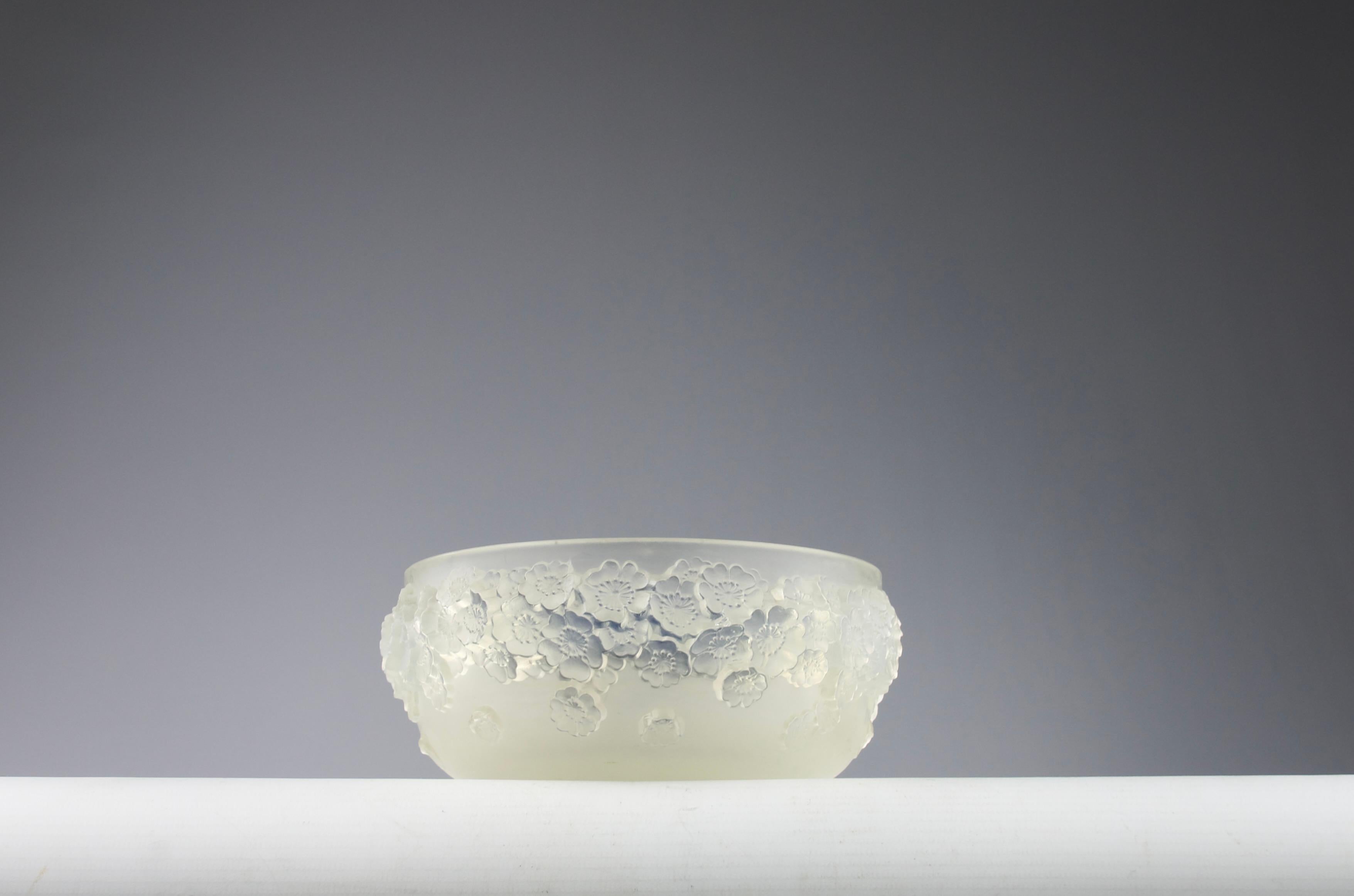 Beautiful Primeveres René Lalique bowl, France 1920/1930s. Decorations of flowers all around the bowl. Signed R. Lalique.

Dimensions in cm ( H x D ) : 6.5 x 16

In fair condition. One small chip to flower and to the rim, missing lid and slight