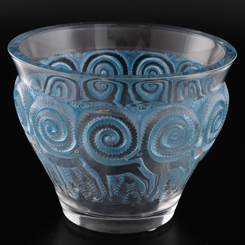 Titolo : Rene Lalique Vaso di Rennes - Marcilhac 10-875
Data : Progettata nel 1933
Origine : Wingen-sur-Moder. Francia
Caratteristiche della ciotola: Forte banda di opalescenza sotto il bordo trasparente - Banda di renne circondata da felci. Pad in