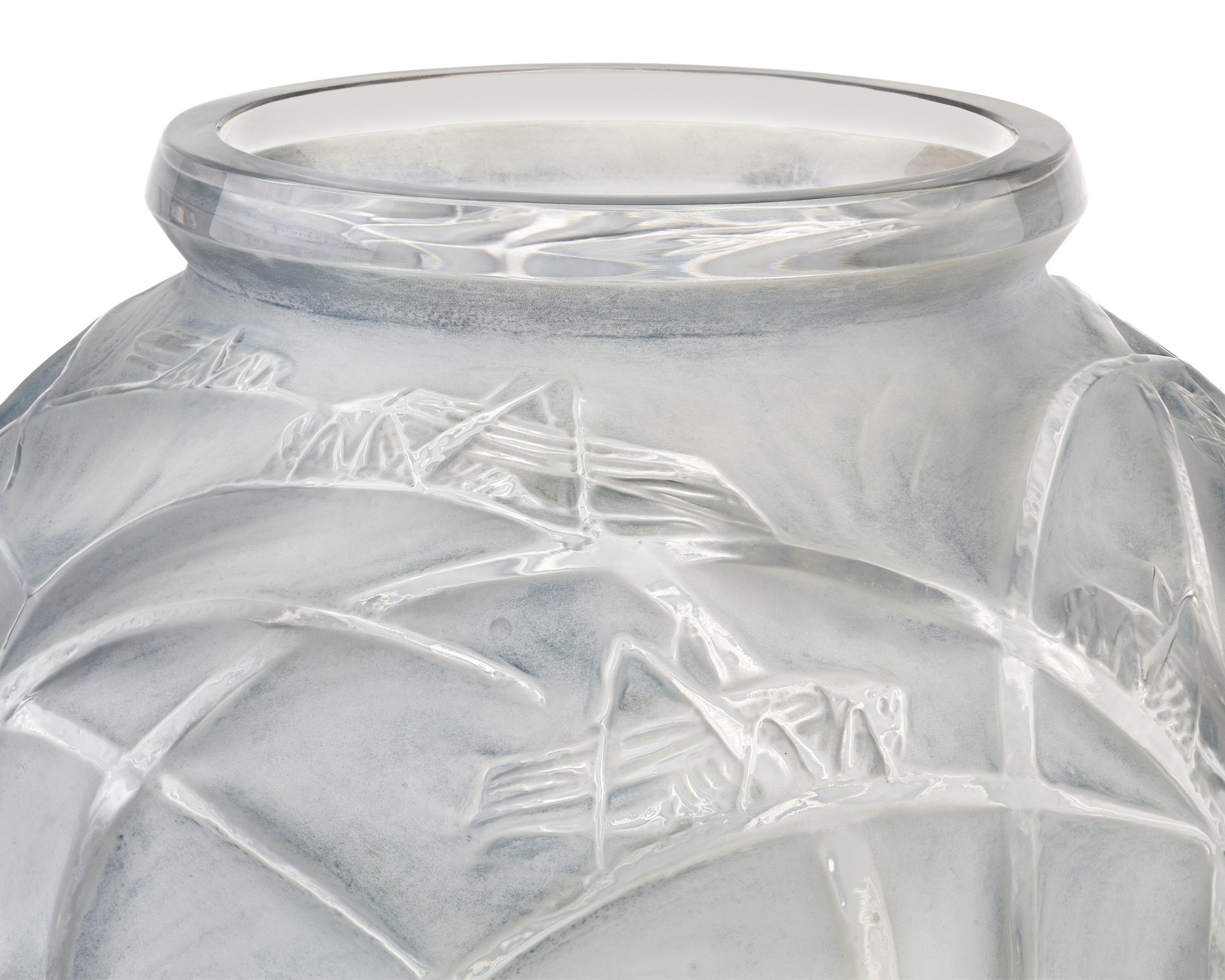 Jarrón de cristal esmerilado Sauterelles René Lalique Art Decó en venta