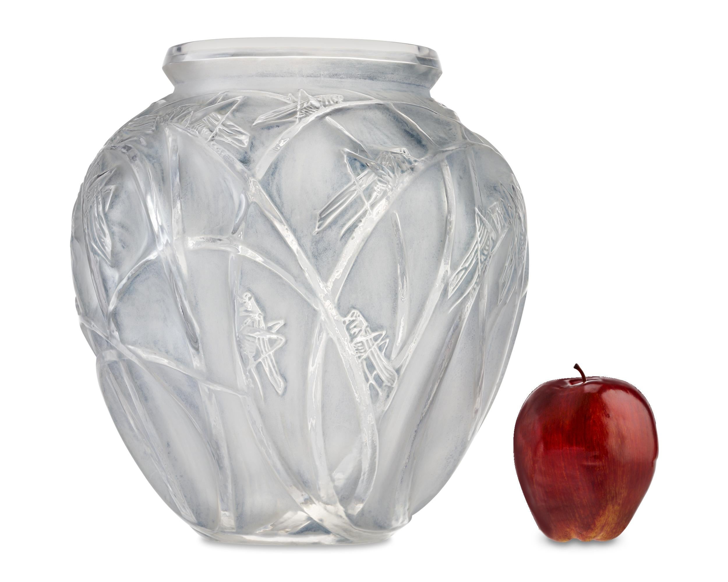 Jarrón de cristal esmerilado Sauterelles René Lalique en Bueno estado para la venta en New Orleans, LA