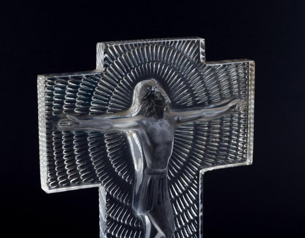 French René Lalique, sculpture of Christ on the cross. Clear art glass. 