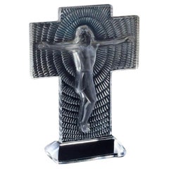 René Lalique, sculpture du Christ en croix. verre d'art transparent. 