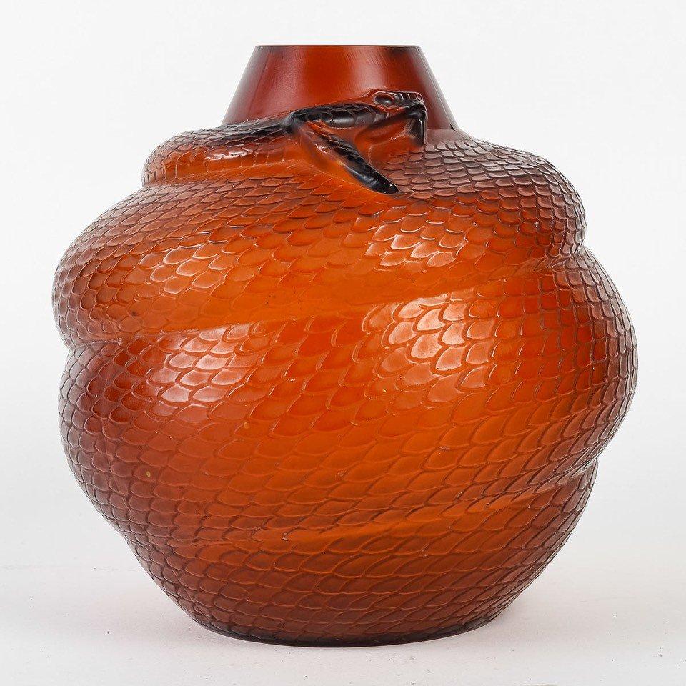 René Lalique Serpent Tinted Amber vase 1924 In Good Condition For Sale In SAINT-OUEN-SUR-SEINE, FR