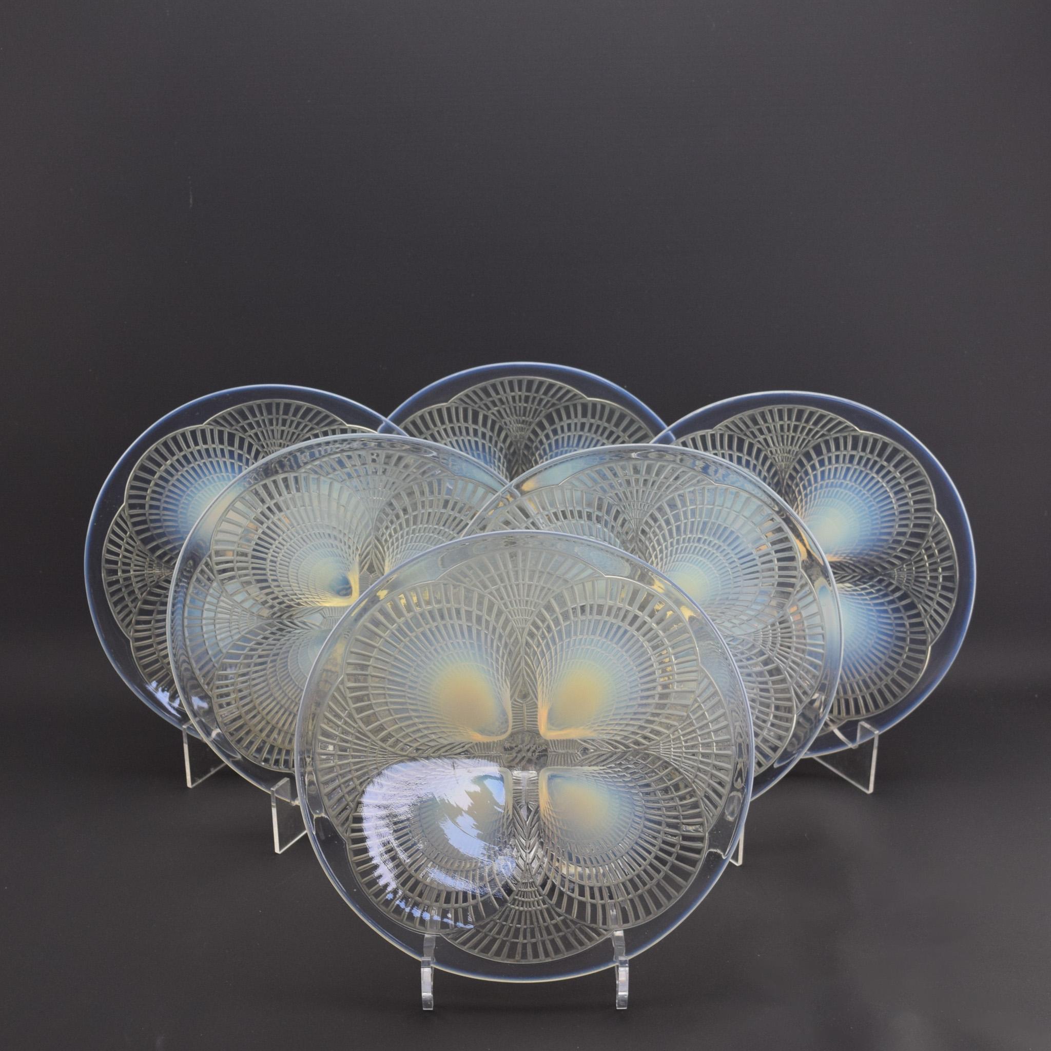 Seltener Satz von sechs Rene Lalique opalescent coquilles No3 Tellern
Sie haben alle eine schöne Stärke an Opaleszenz und auch einen opalisierenden Rand

Der Zustand ist jedoch gut, es gibt einige leichte Flecken und Kratzer nichts aus setzen oder