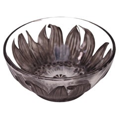 Coupe Fleur signée Rene His, émaillée et teintée en noir, vers 1912