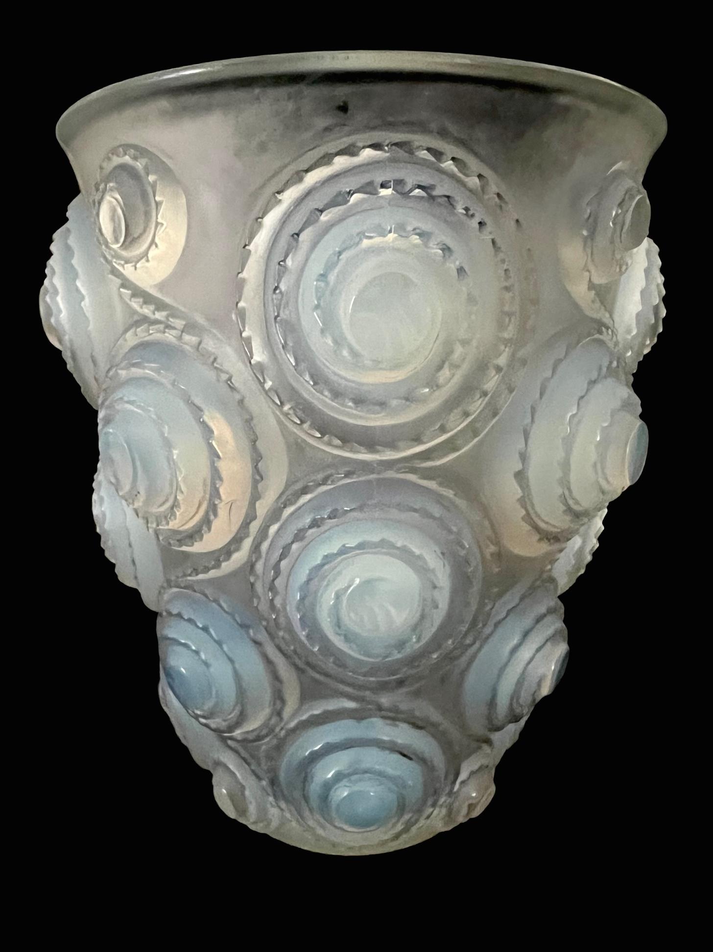 René Lalique - 'Spirales' Art Déco Vase aus opalisierendem Glas (Französisch) im Angebot