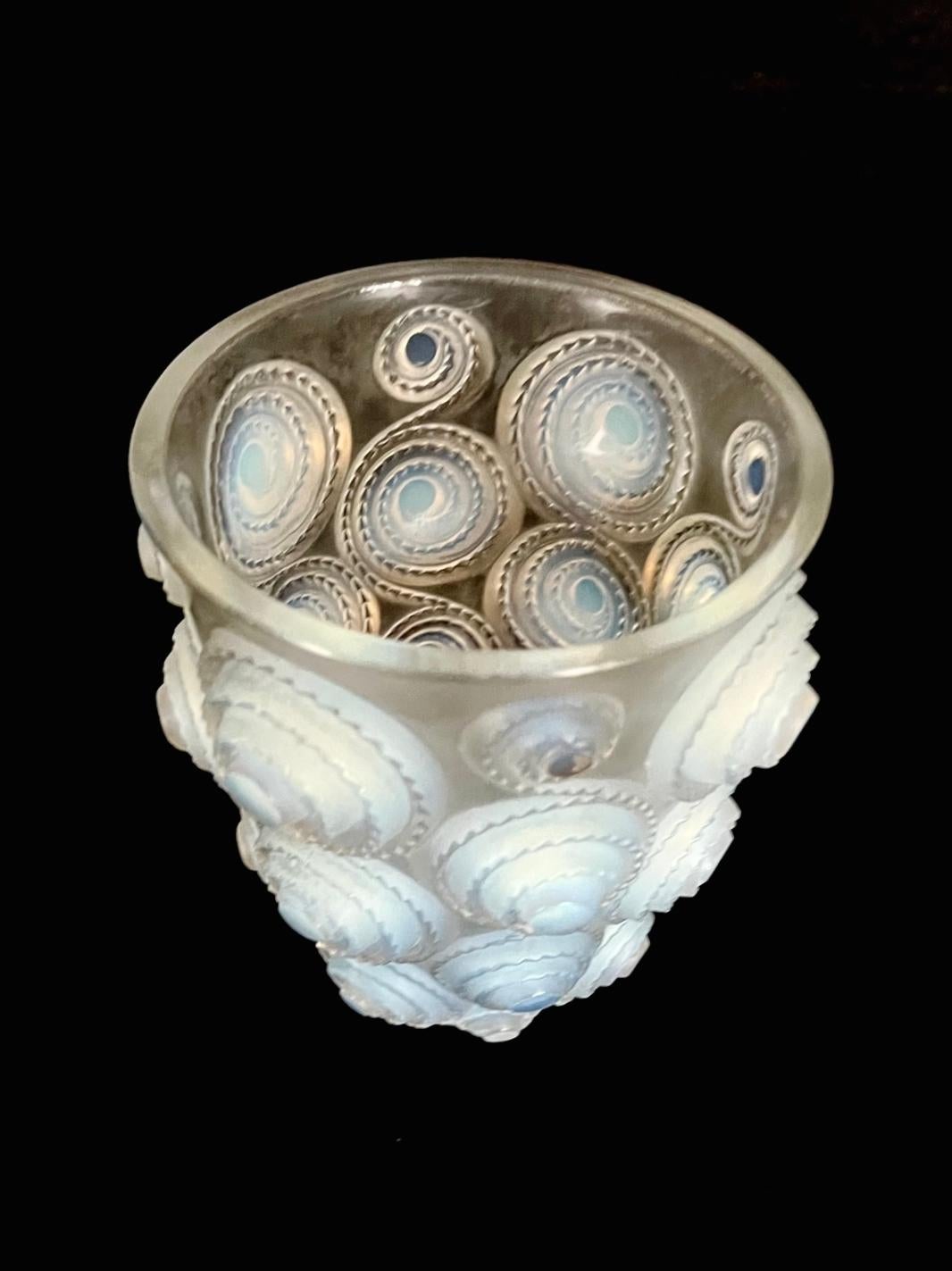 René Lalique - 'Spirales' Art Déco Vase aus opalisierendem Glas (Geformt) im Angebot