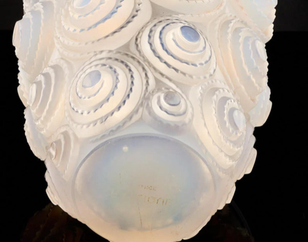 Vaso in vetro stampato opalescente creato da René Lalique nel 1930. Firma sulla copertina sabbiata.
 Ottime condizioni.
 Altezza: 17 cm 
Bibliografia: Félix Marcilhac, René Lalique - Catalogue Raisonné de l'Œuvre de Verre, Les Éditions de l'Amateur,