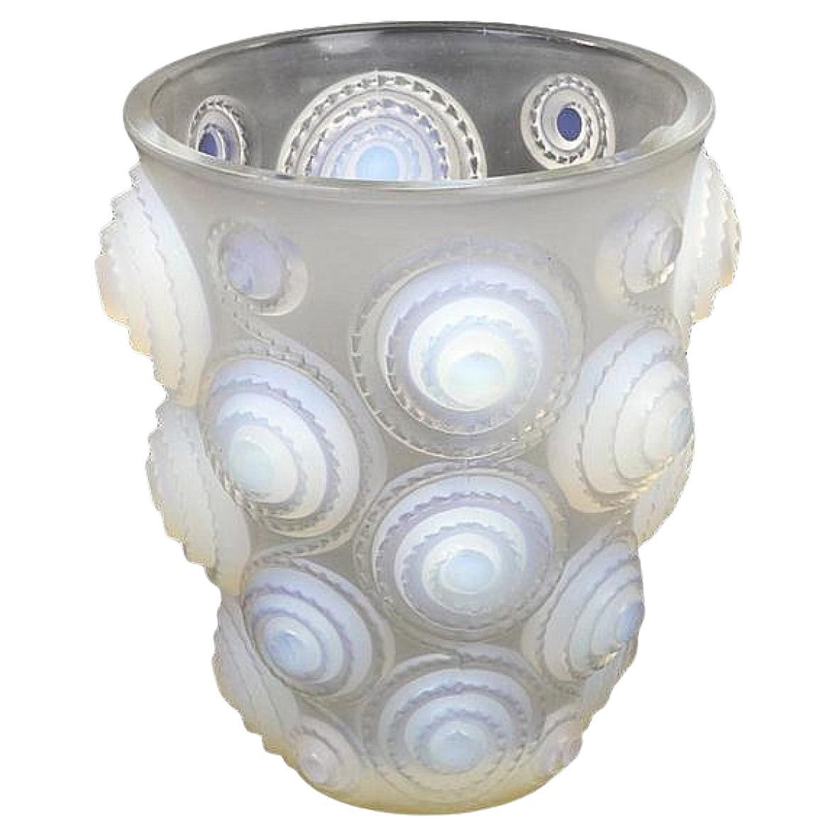René Lalique, vaso "Spirales", vetro opalescente.