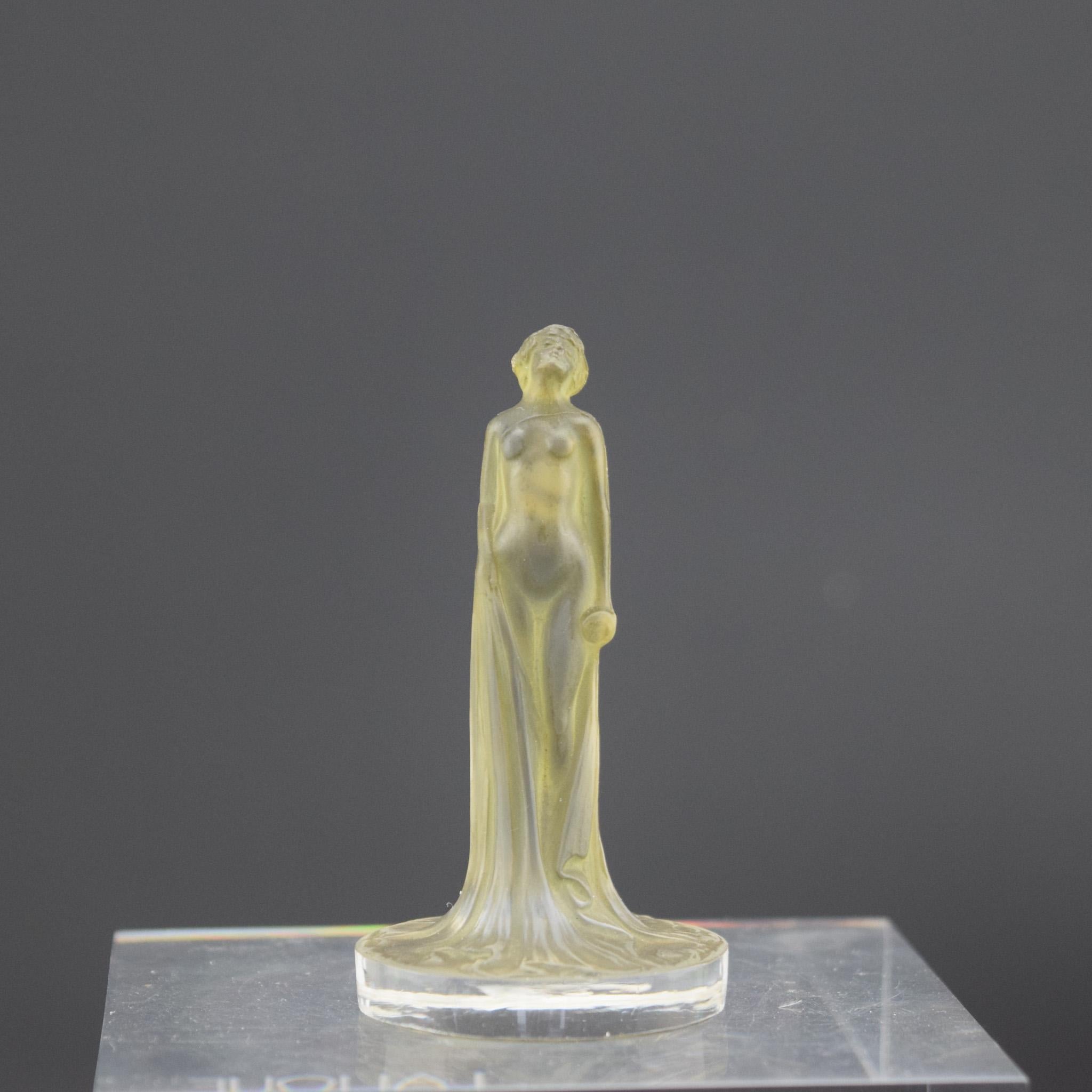 Statuetta Drapee di Rene Lalique con sigillo evidenziato da una macchia verde
Modellato come una figura nuda in miniatura con un mantello drappeggiato sulle spalle.

Marcilhac pagina rif. 249
Model No. 181
introdotto nel 1919

Inciso intorno alla