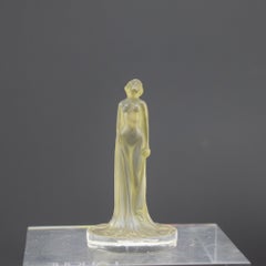 Rene Lalique cachet de drapée statuette transparent et dépoli avec des taches vertes C1919