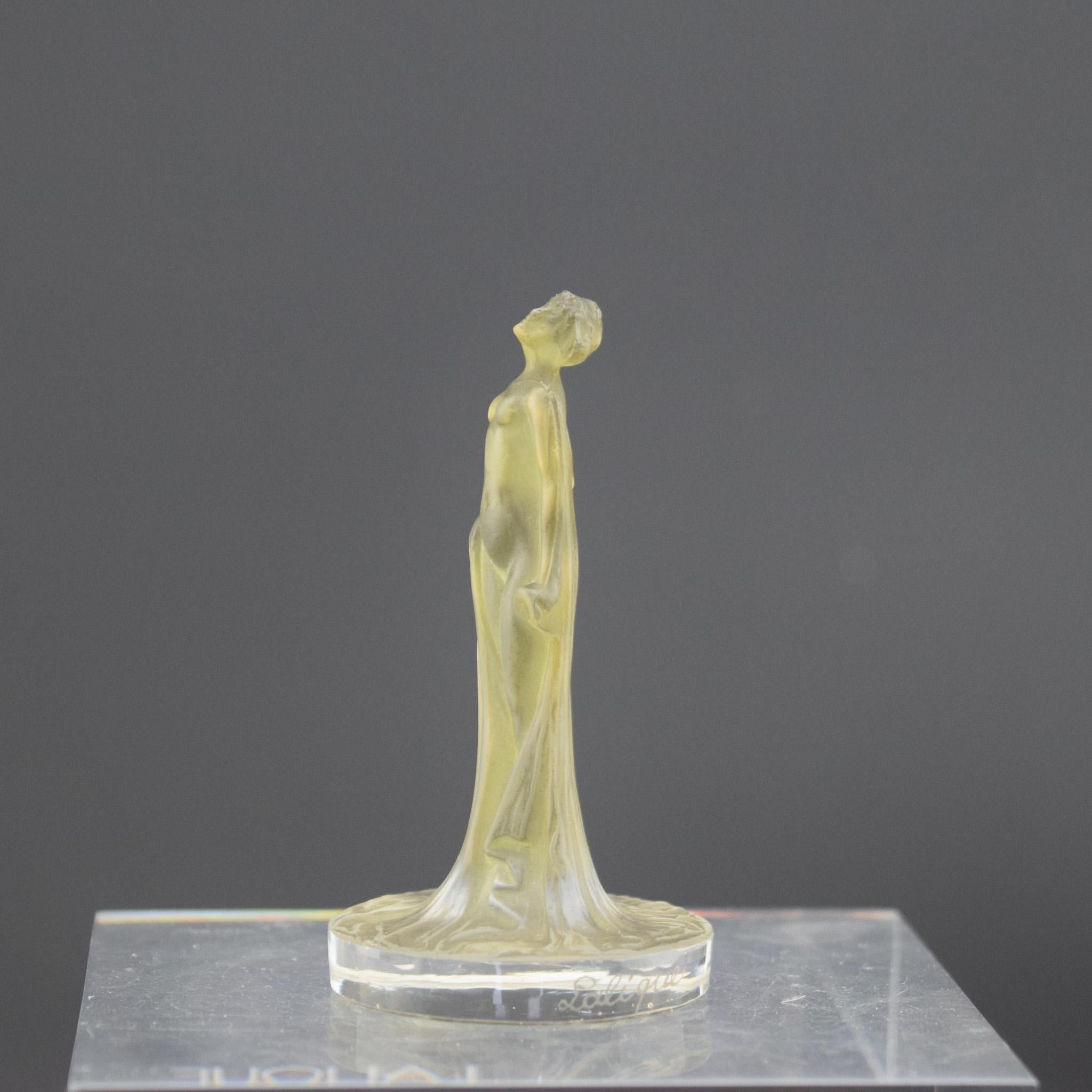 Art Déco Statuetta Drapee di Rene Lalique con cachet trasparente e smerigliato con macchie verdi C1919 in vendita