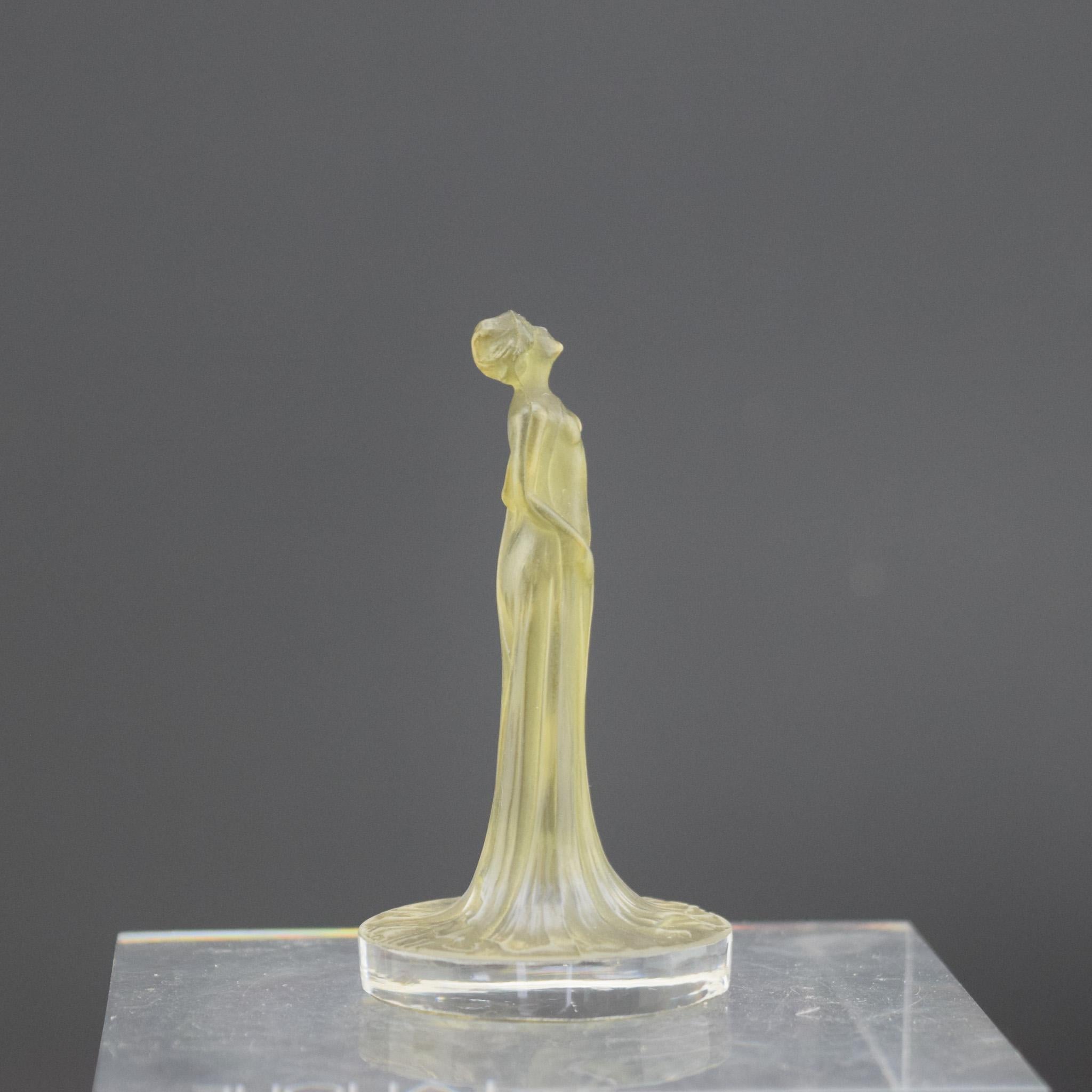 Stampato Statuetta Drapee di Rene Lalique con cachet trasparente e smerigliato con macchie verdi C1919 in vendita