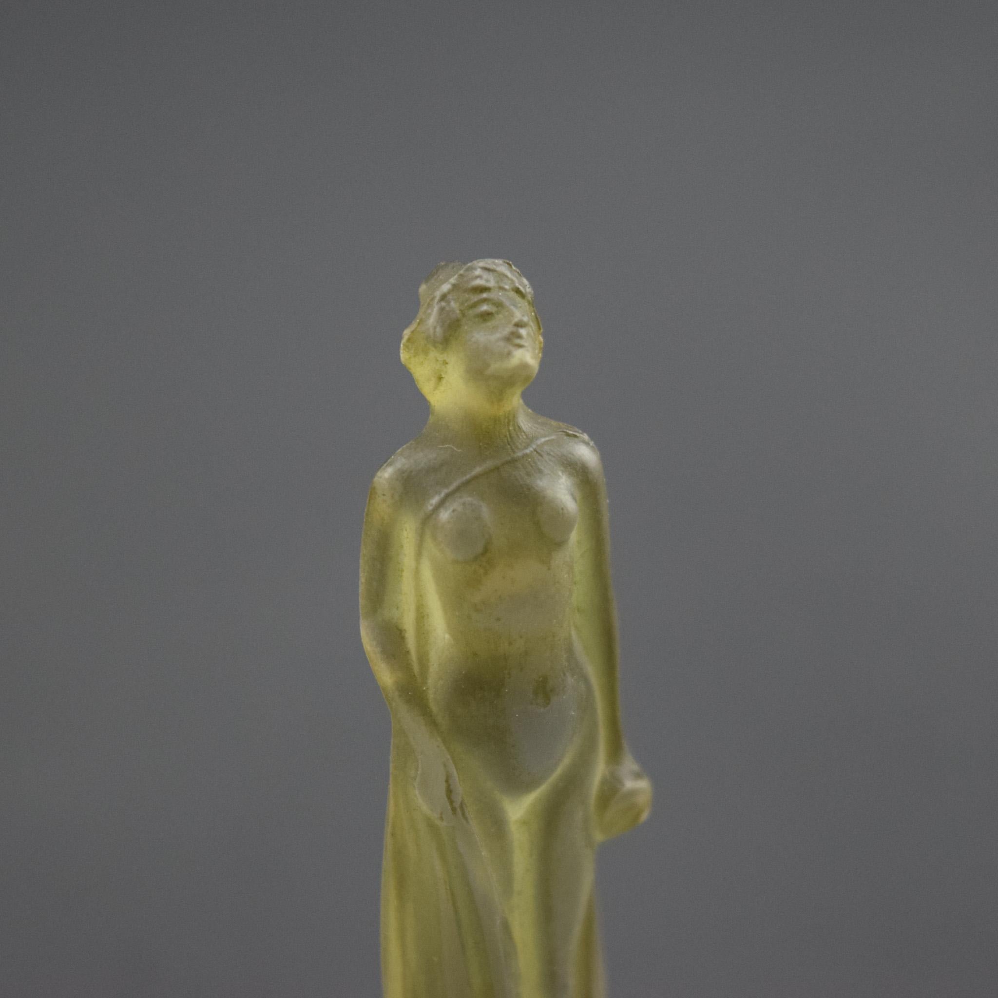 Inizio XX secolo Statuetta Drapee di Rene Lalique con cachet trasparente e smerigliato con macchie verdi C1919 in vendita
