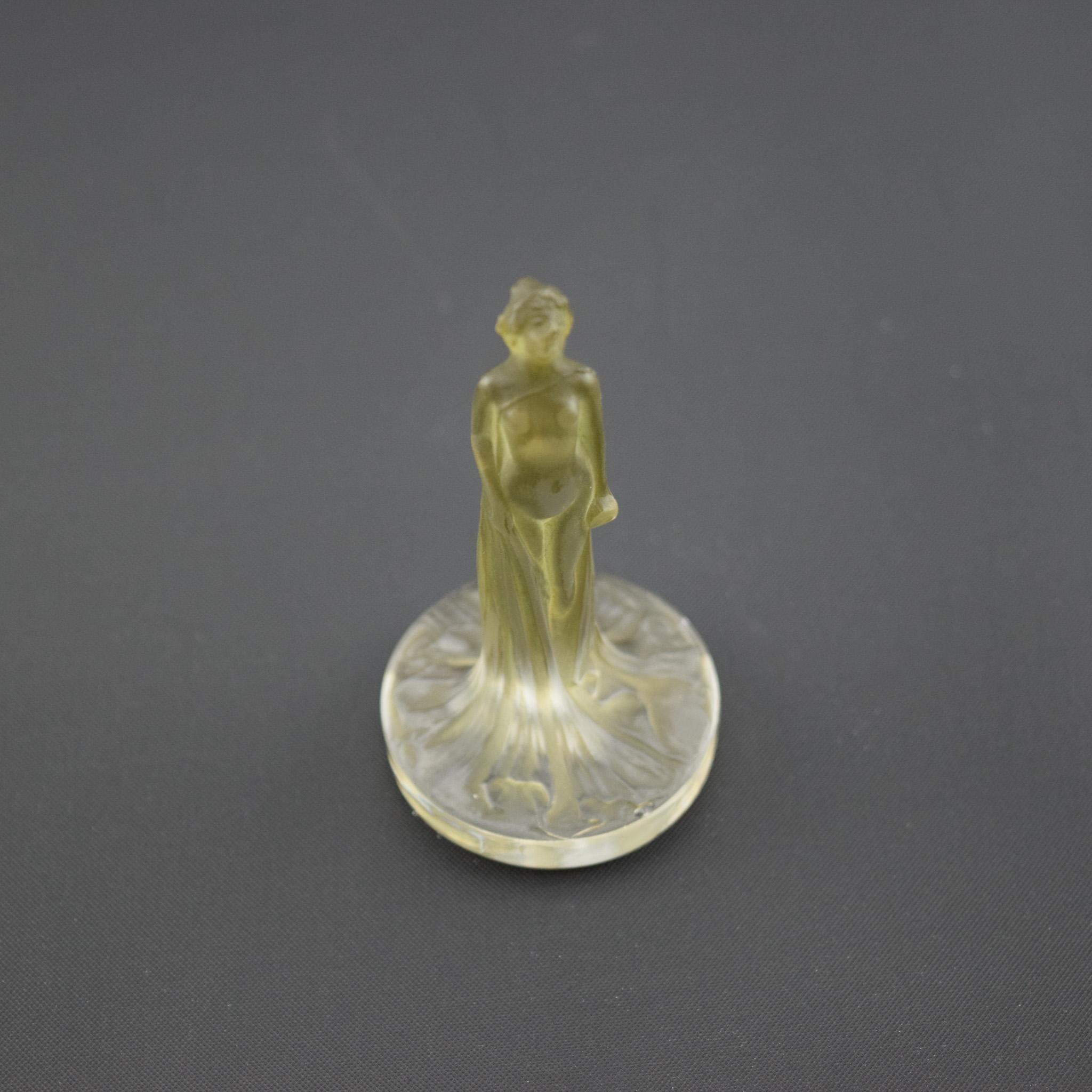 Vetro Statuetta Drapee di Rene Lalique con cachet trasparente e smerigliato con macchie verdi C1919 in vendita