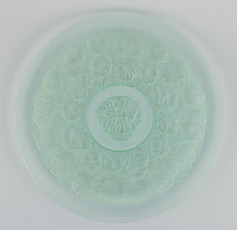 René Lalique Stil. Kolossale Schale mit Blumenmotiven aus violettem Kunstglas. Mundgeblasen.
1930er/40er Jahre.
In perfektem Zustand.
Abmessungen: D 34,5 cm x H 1,7 cm.
