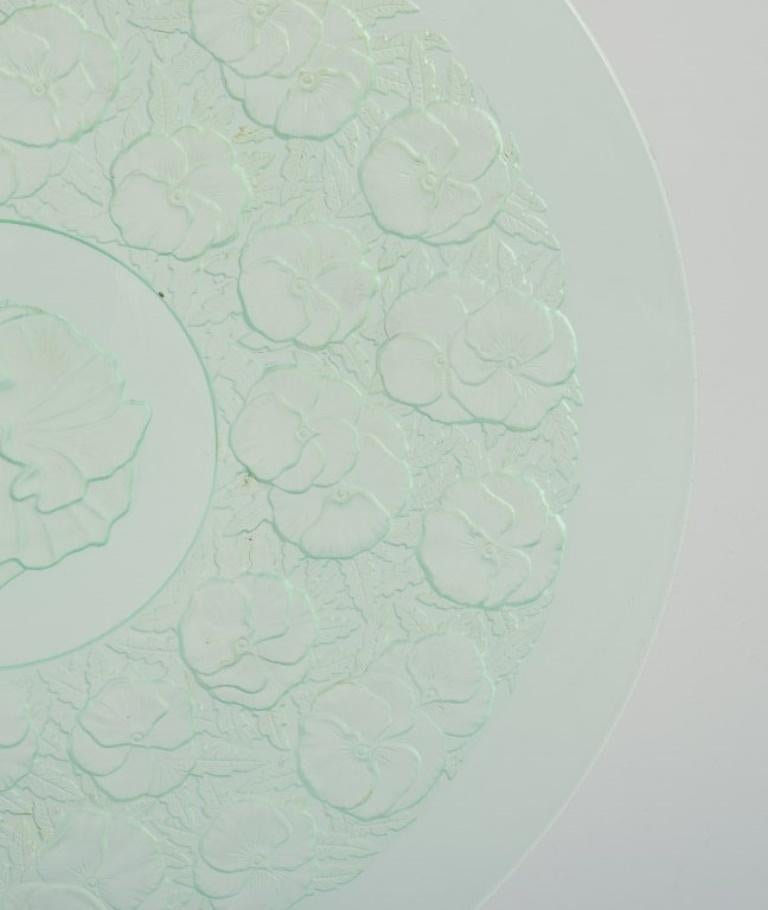 René Lalique Stil. Colossal-Schale mit Blumenmotiven aus grünem Kunstglas (Art déco) im Angebot