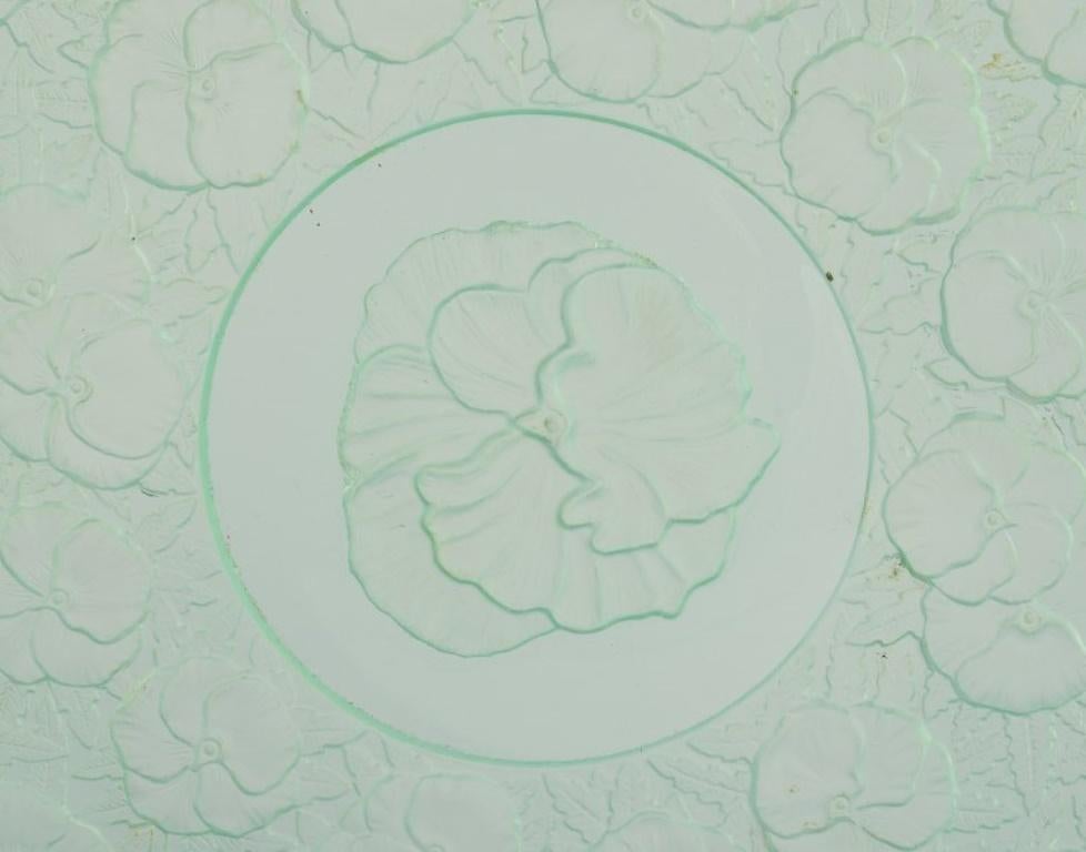 René Lalique Stil. Colossal-Schale mit Blumenmotiven aus grünem Kunstglas (Französisch) im Angebot