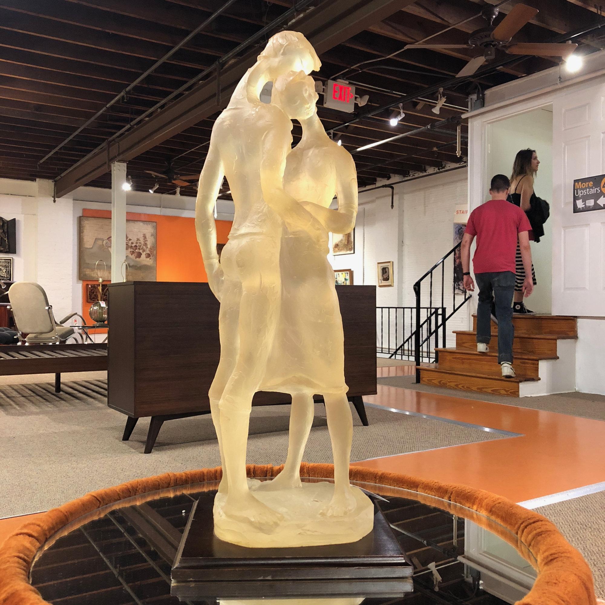 Escultura figurativa bellamente modelada o dos amantes. Las figuras etéreas están formadas por una resina semiopaca. Cuando la luz interactúa con esta resina especial, crea un aura etérea. El aspecto es muy similar al del cristal distintivo de René