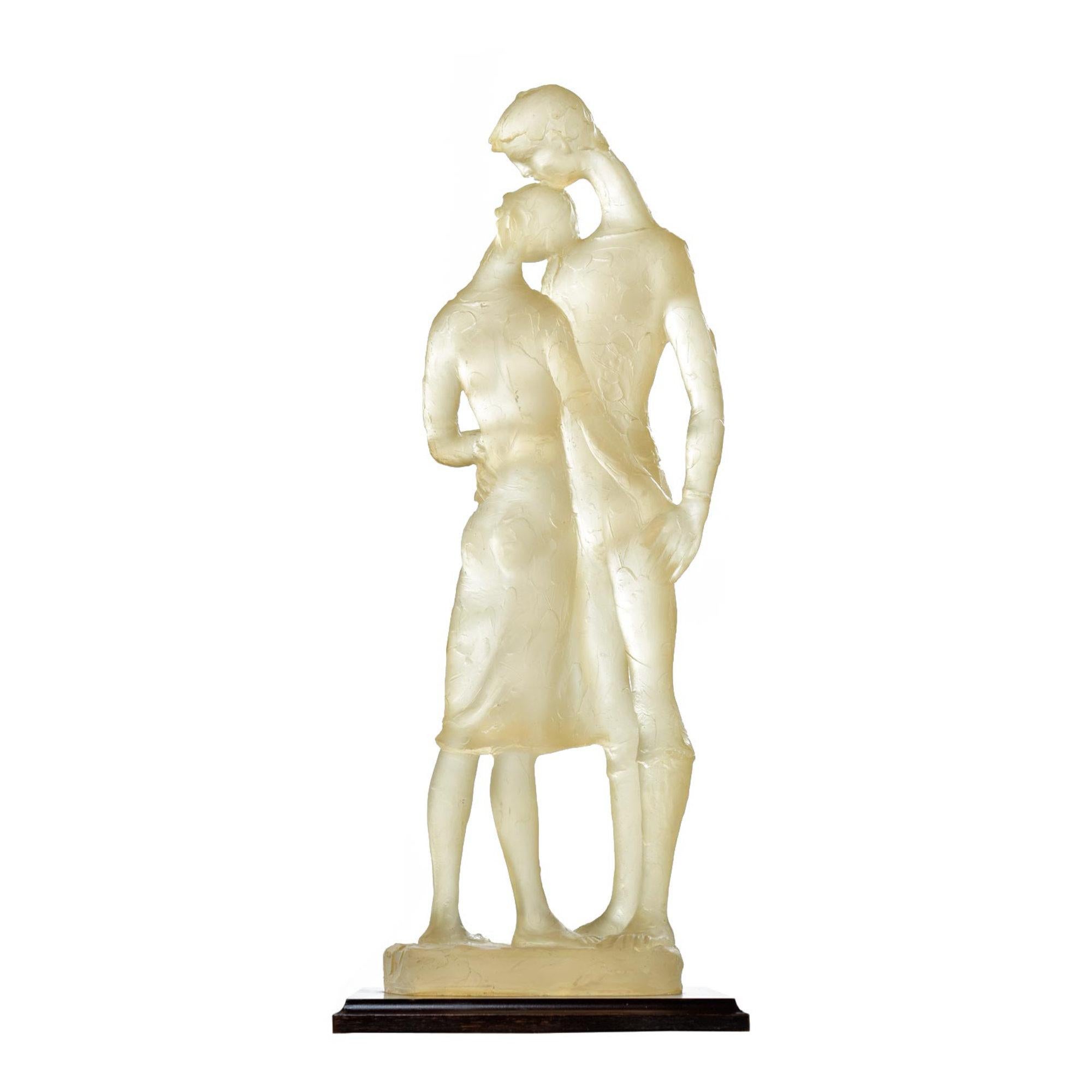 Escultura de resina de dos amantes estilo René Lalique firmada 81 cm de altura Moderno de mediados de siglo en venta