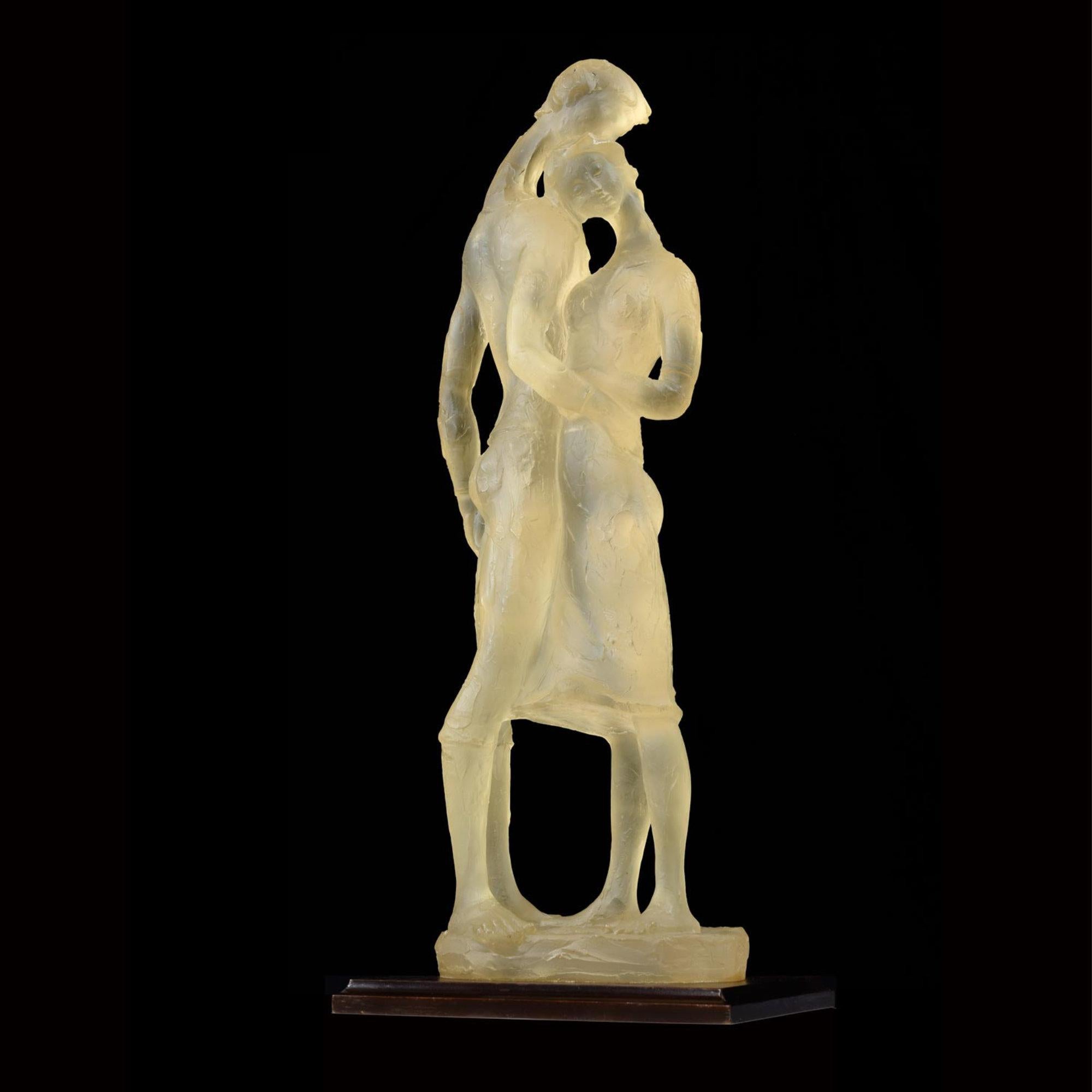 Escultura de resina de dos amantes estilo René Lalique firmada 81 cm de altura en Excelente estado para la venta en Chattanooga, TN