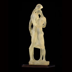Sculpture en résine signée de René Lalique représentant deux amoureux 81cm de haut