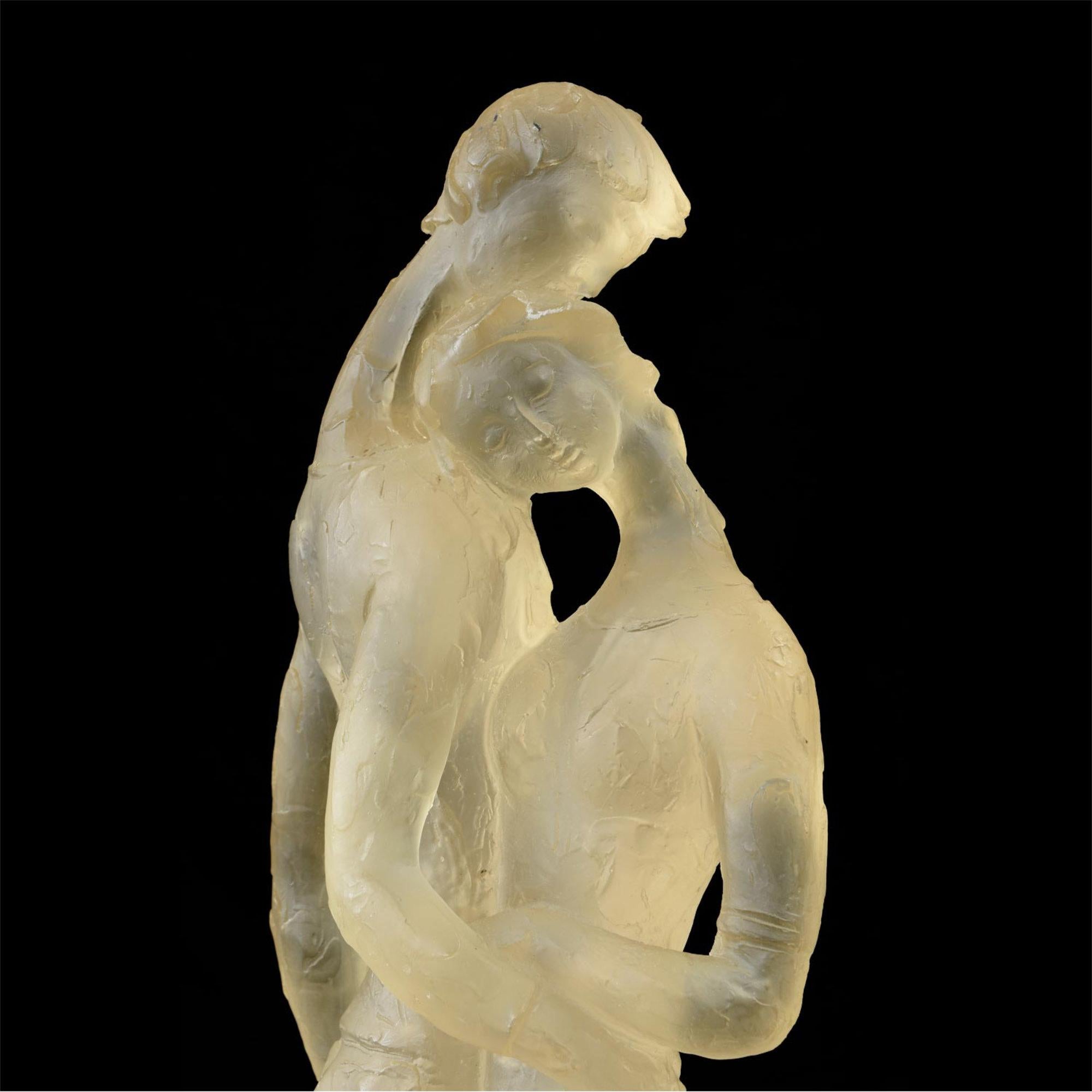 Escultura de resina de dos amantes estilo René Lalique firmada 81 cm de altura finales del siglo XX en venta