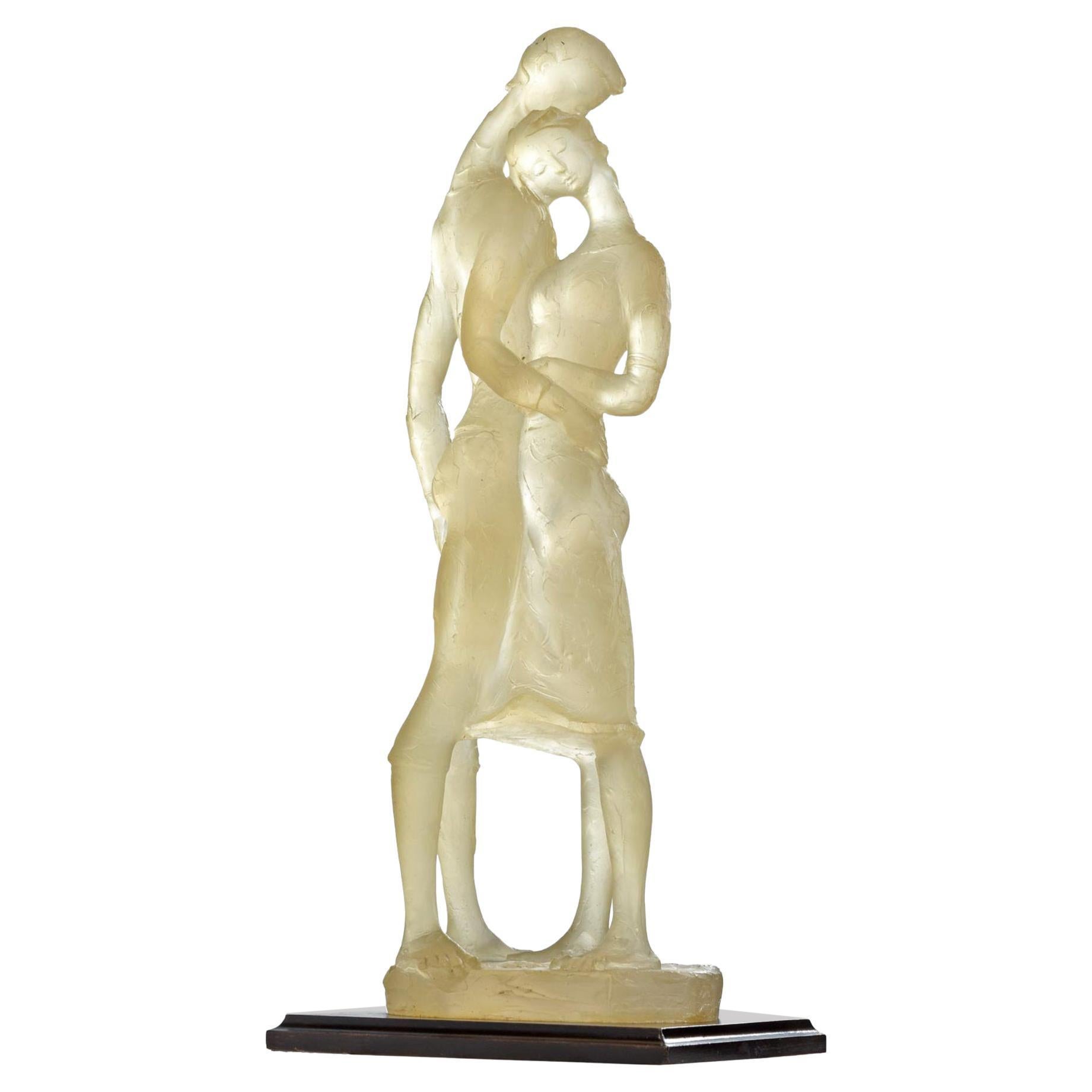 Scultura in resina firmata in stile René Lalique di due amanti alta 81 cm