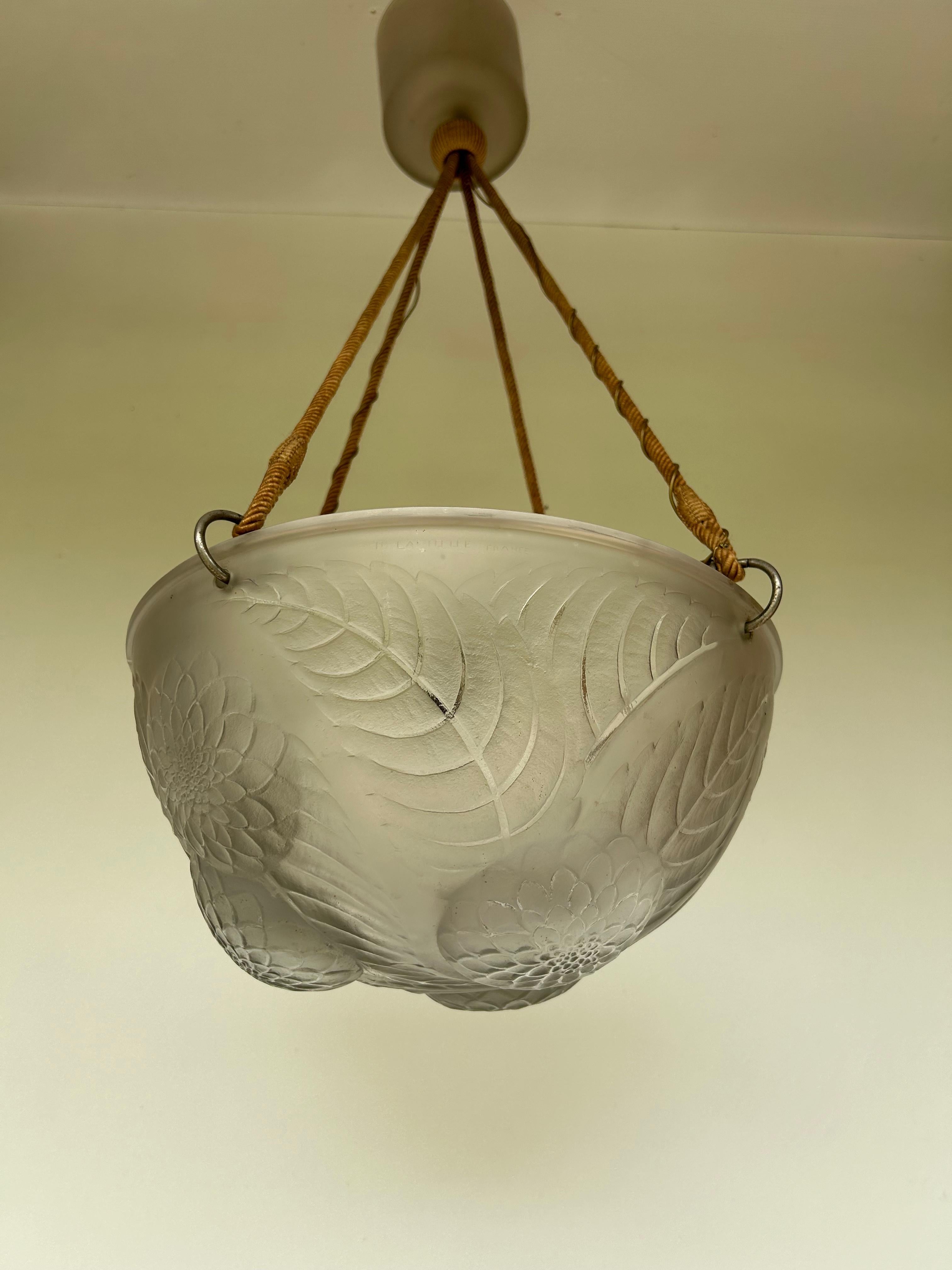 Suspension in pressed molded glass by René Lalique. Dahlias model, created in 1921 and produced until 1932.
This suspension is electrified, in perfect condition.
Signature molded on the glass in two places 