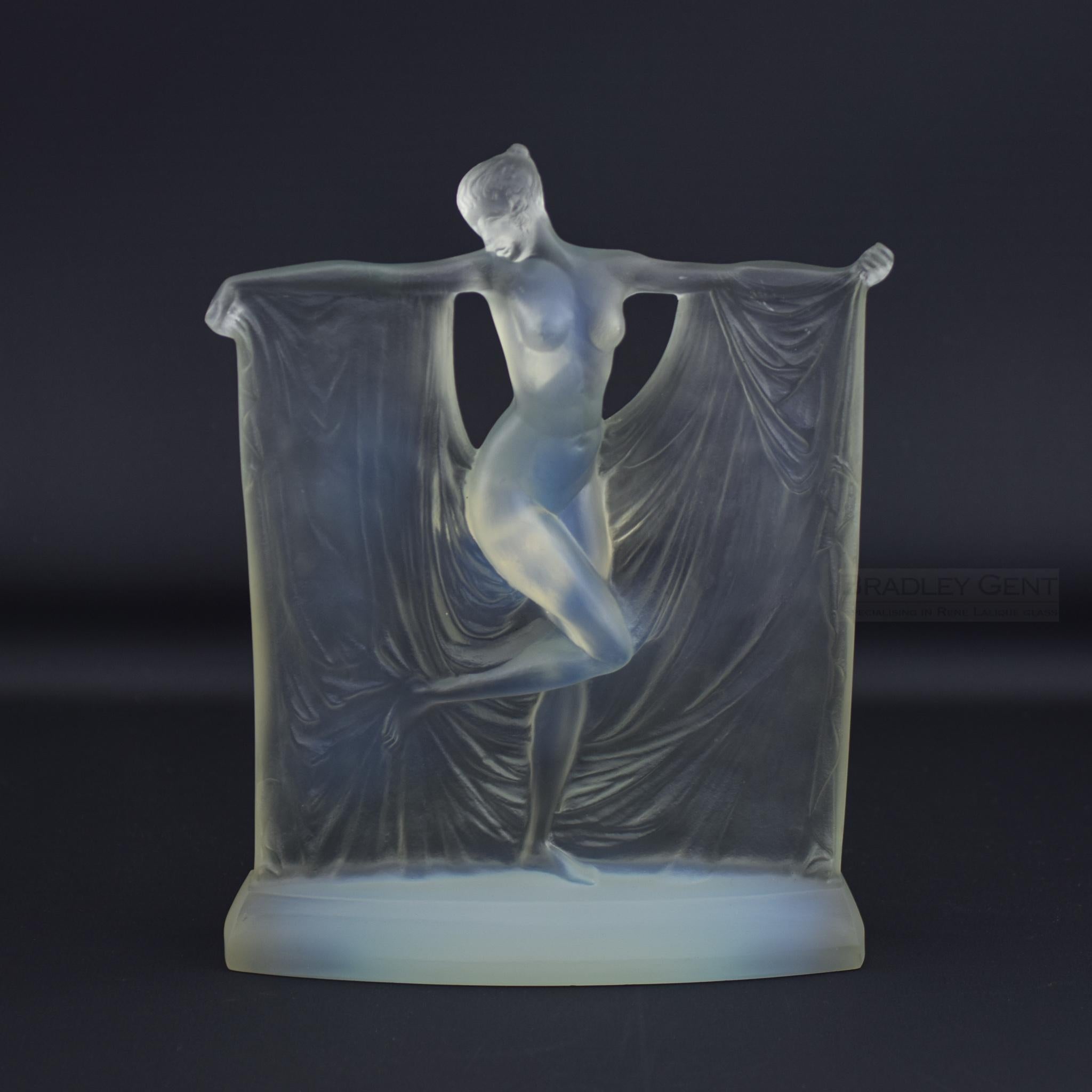 Rene Lalique Suzanne opalescent glass statuette C1925 In Good Condition In Devon, GB