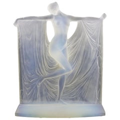 Statuette en verre opalescent « Suzanne » de Ren Lalique