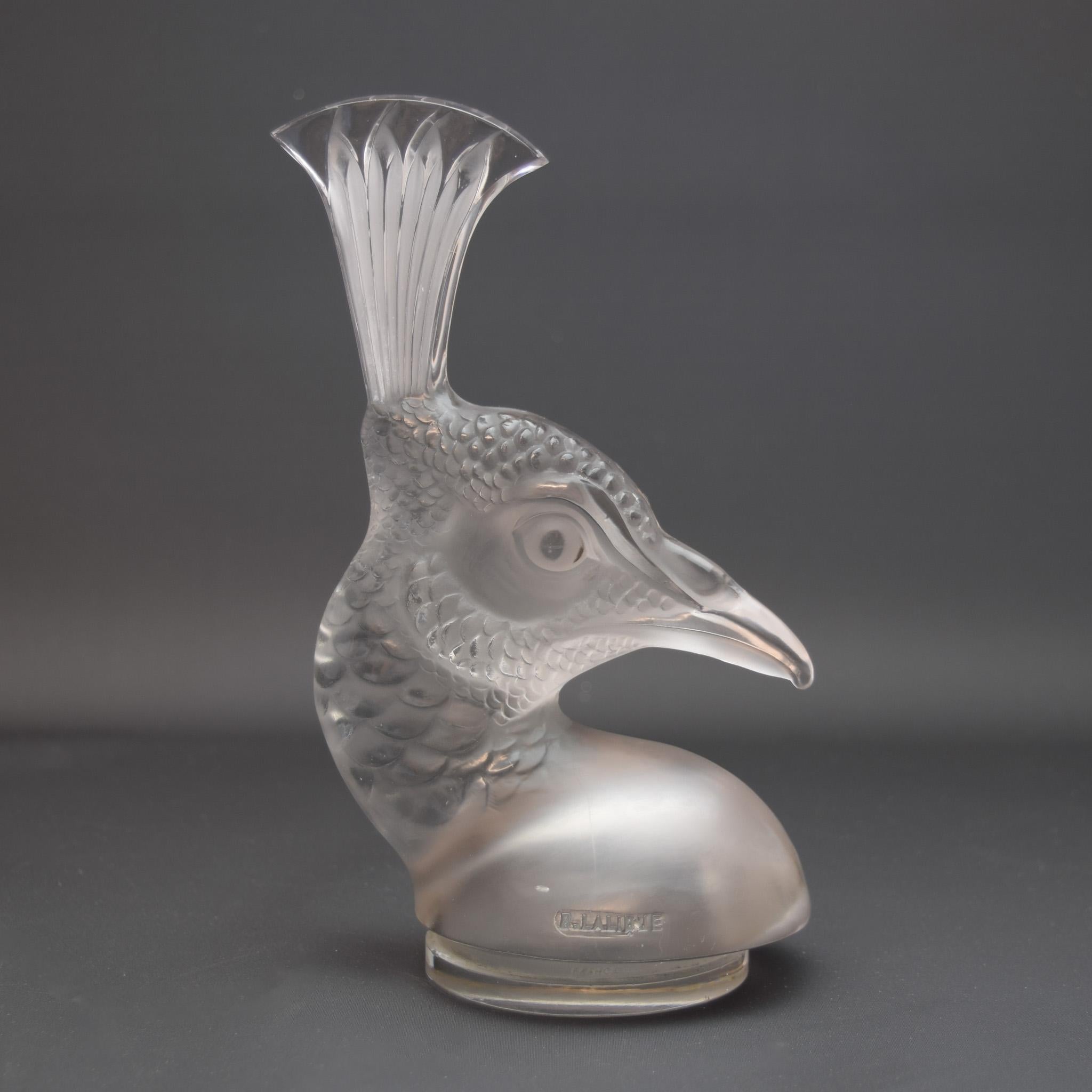 Rene Lalique tete de Paon mascota del coche 
Un ejemplo muy bonito de este estudio naturalista de una cabeza de pavo real. La mascota  tiene un bonito color gris con un tinte amatista muy sutil. A juzgar por el color, lo más probable es que haya