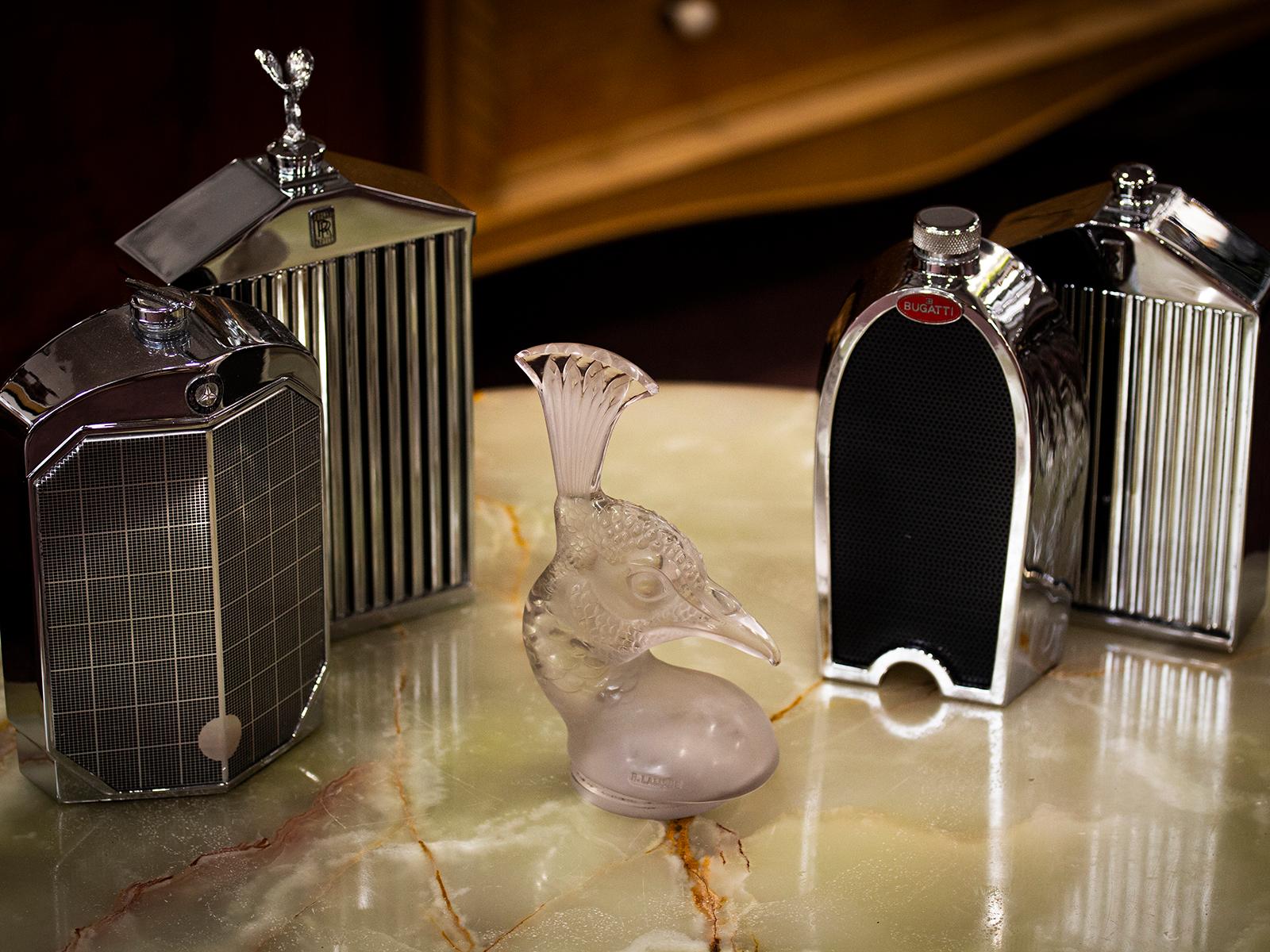 Mascotte per auto originale Rene Lalique

Dalla nostra collezione Lalique, siamo entusiasti di offrire questa mascotte per auto Tête De Paon (testa di pavone) di Rene Lalique. La mascotte della serie originale di Rene Lalique modellata come la testa