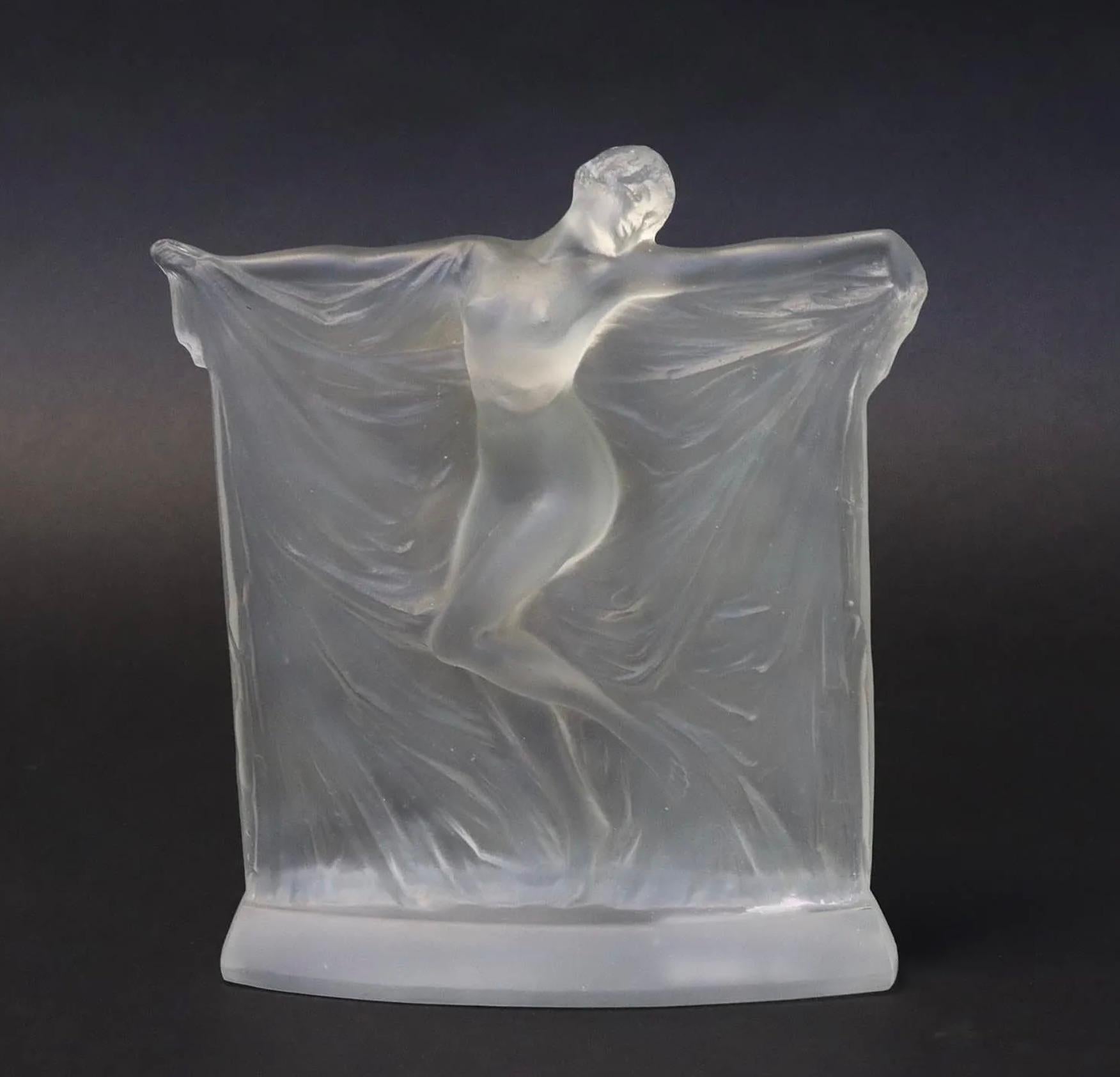 Lalique statue Thais: Frosted glass 22 cm tall voluptuous posed nude with arms draped female
Modèle reproduit in Félix Marcilhac, 