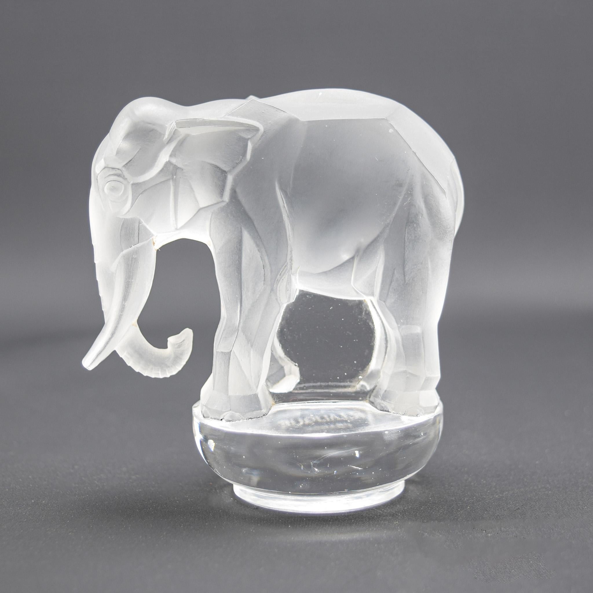 Pisapapeles elefante Rene Lalique Toby
Modelado cubista con acabado transparente y esmerilado
Marca estarcida R Lalique France en la base

El estado es muy bueno, sin daños.
Hay unos cuantos típicos  burbujas de aire internas visibles 
Introducido