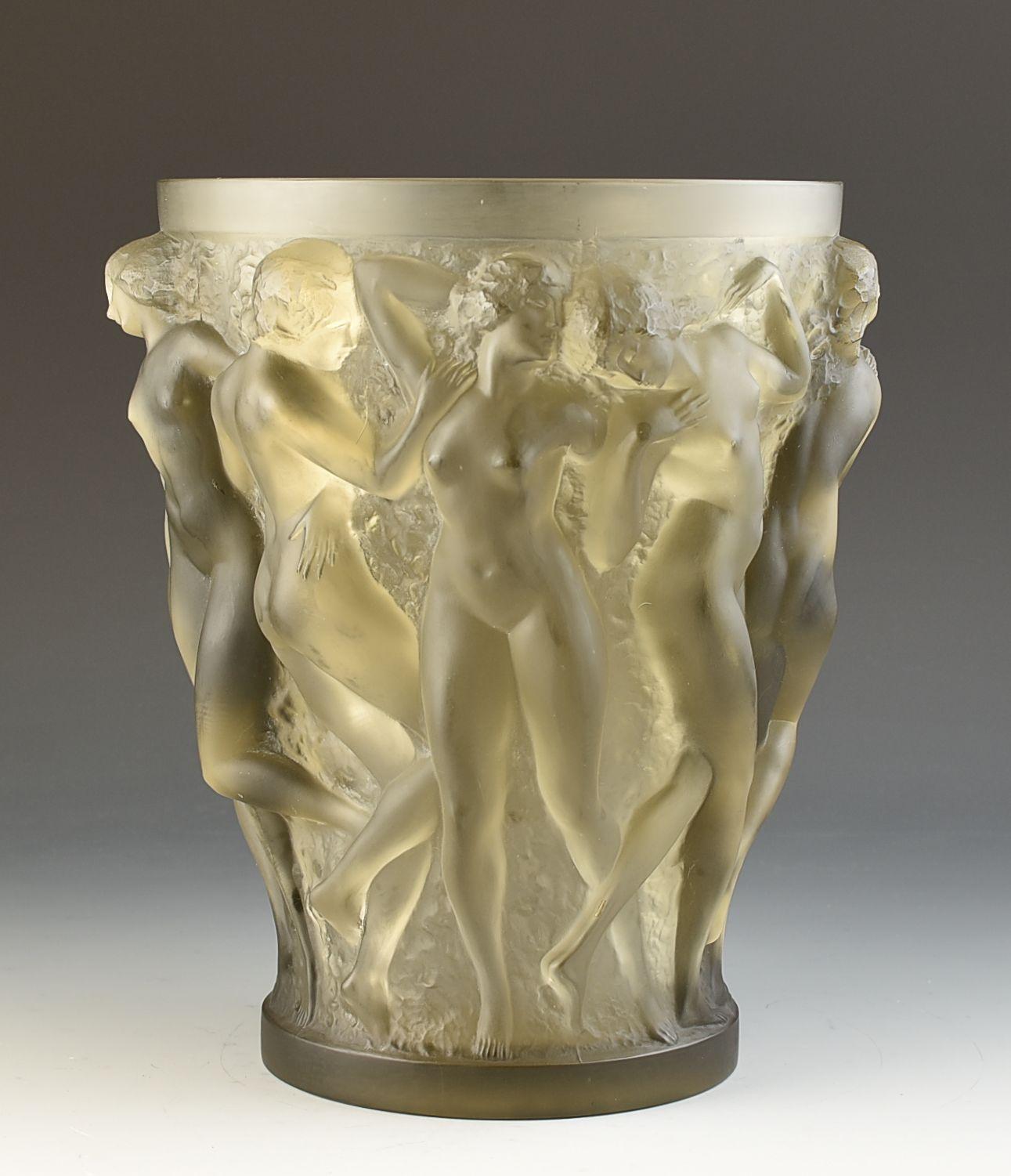 Jarrón Rene Lalique Topaz Bacchantes introducido C.1927. Excelente original y puedo GARANTIZAR que está libre de restauración o pulido posterior. La altura total es de 24,5 cm y está firmada y numerada en el borde de la base.