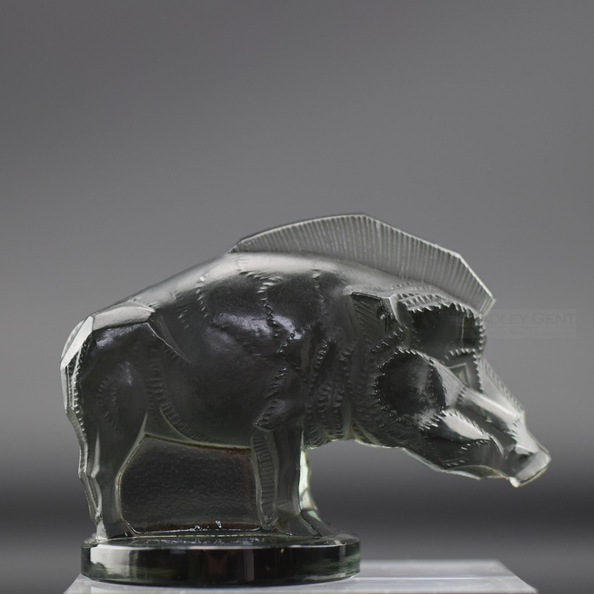 Sanglier de René Lalique, mascotte de la voiture

Marque moulée R Lalique entre les jambes 
Stencilled R Lalique France à la base
L'état est très bon et ne présente aucun défaut ou dommage.

Marcilhac page ref:503
Introduit en 1929
Modèle 1157