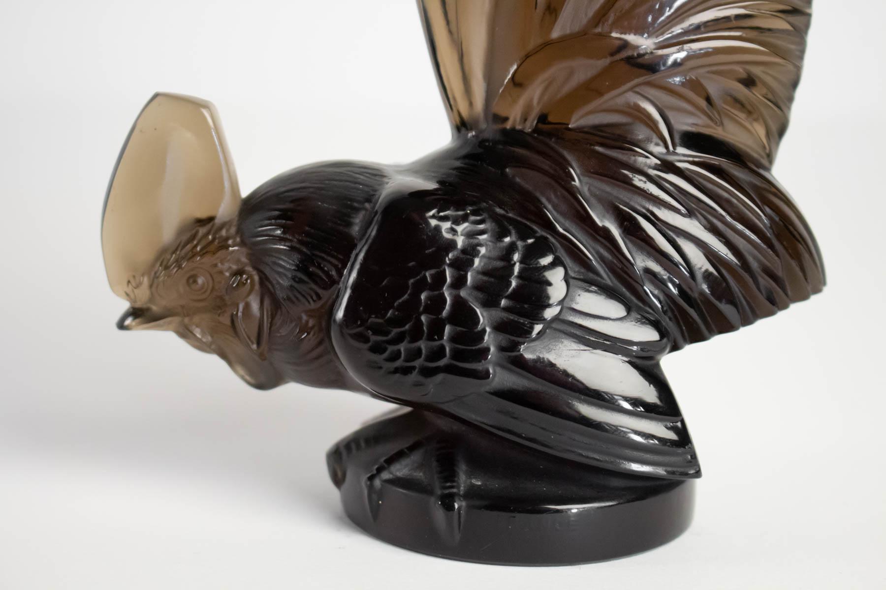 Rene Lalique Mascotte Coq Nain: 19.5 cm tall dark gray also Topaze rooster figure with high tail feathers on incorporated round base R. Lalique Mascotte.
Bibliography Model created in 1928 H.: 21 cm
Catalogue raisonné F. Marcilhac, ref: 1135: