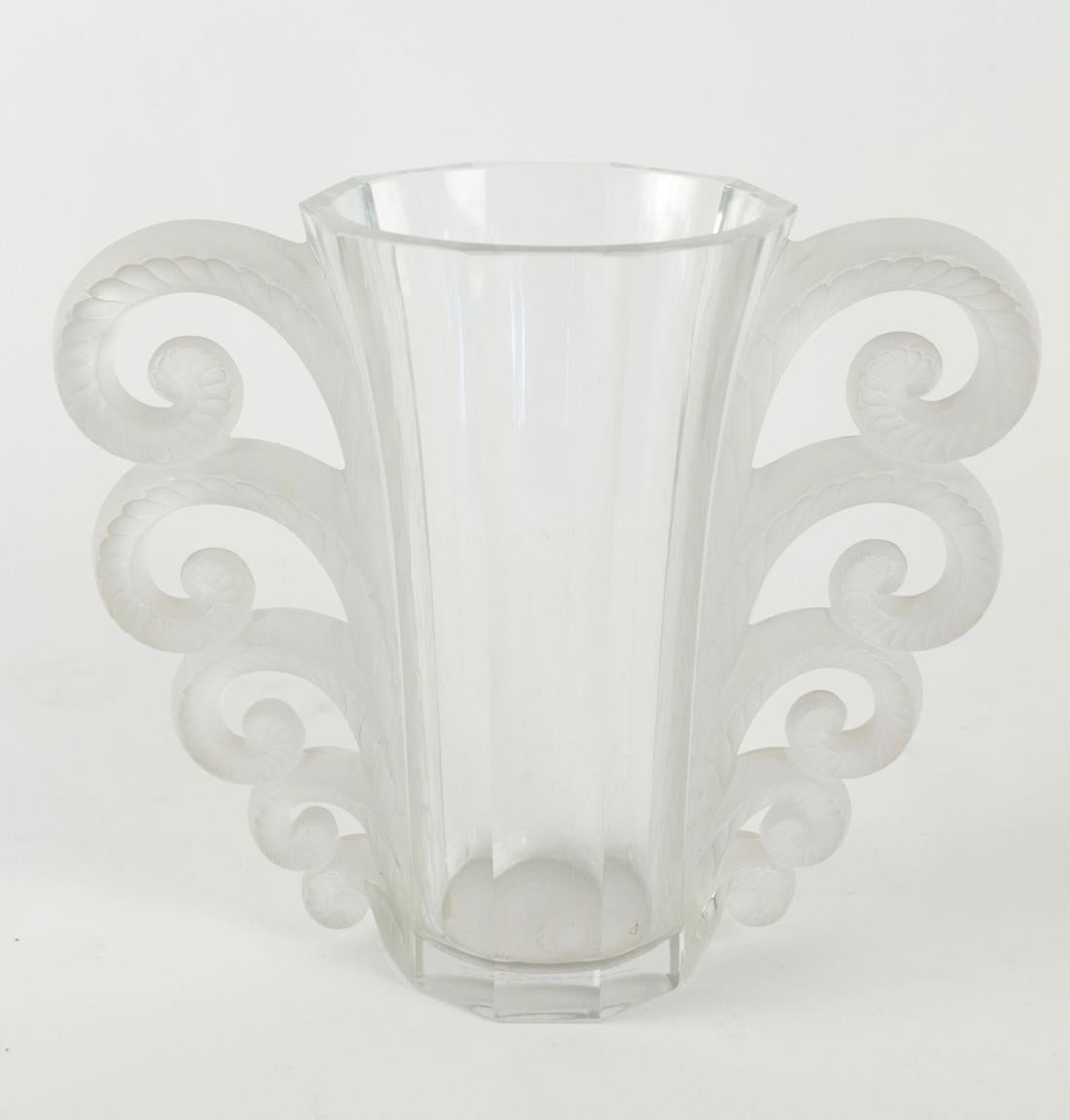 René Lalique

Vase “Beauvais”,

Proof made in pressed-moulded glass, white, matt and shiny satin with facetted body).

Signed R Lalique France
High. : 19.5cm

Bibliography:
Félix Marcilhac, “René Lalique”, catalog raisonné of the work of