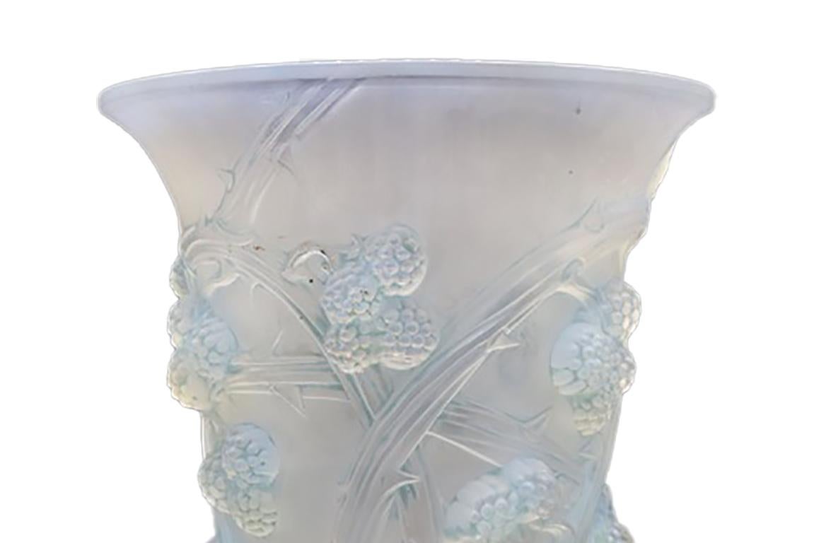 Blackberry vase in patinated and opalescent molded-pressed white glass
Signed below. Height: 19cm
Note: Model appearing in the 1932 catalog and on the 1937 price list, not continued after 1947
Bibliography: R. Lalique by Félix Marcilhac