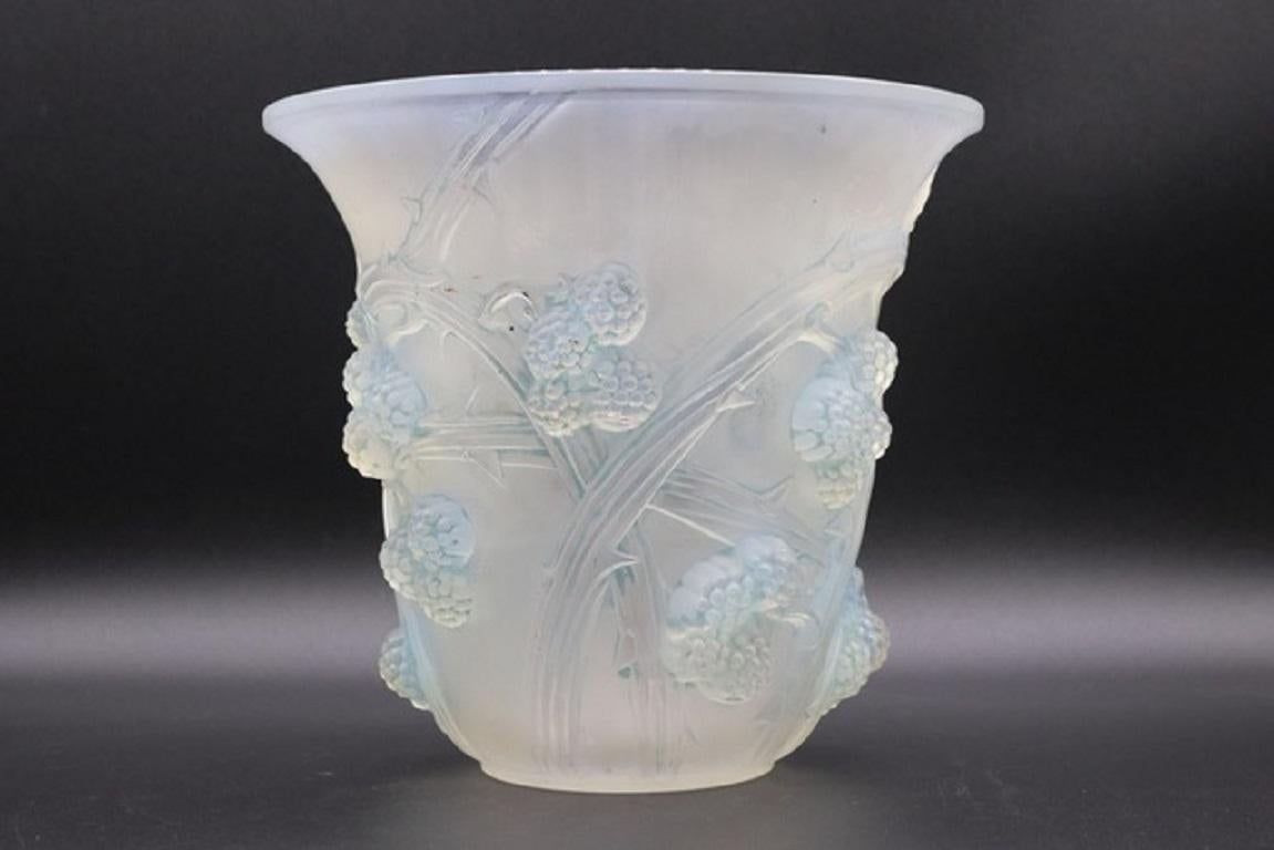 Art Deco René Lalique, Vase Blanc Opalescent For Sale