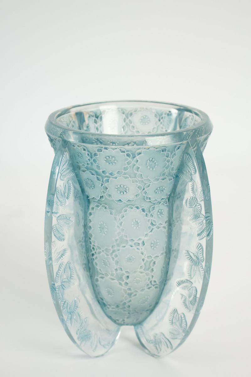 René Lalique vase papillons: Clear and frosted glass having the floral motif container inside four clear fins decorated with frosted butterflyes
22.5 cm tall Model: 10-899, circa 1936.
Rene Lalique Vase Papillons: 22.5 cm tall clear, frosted, and