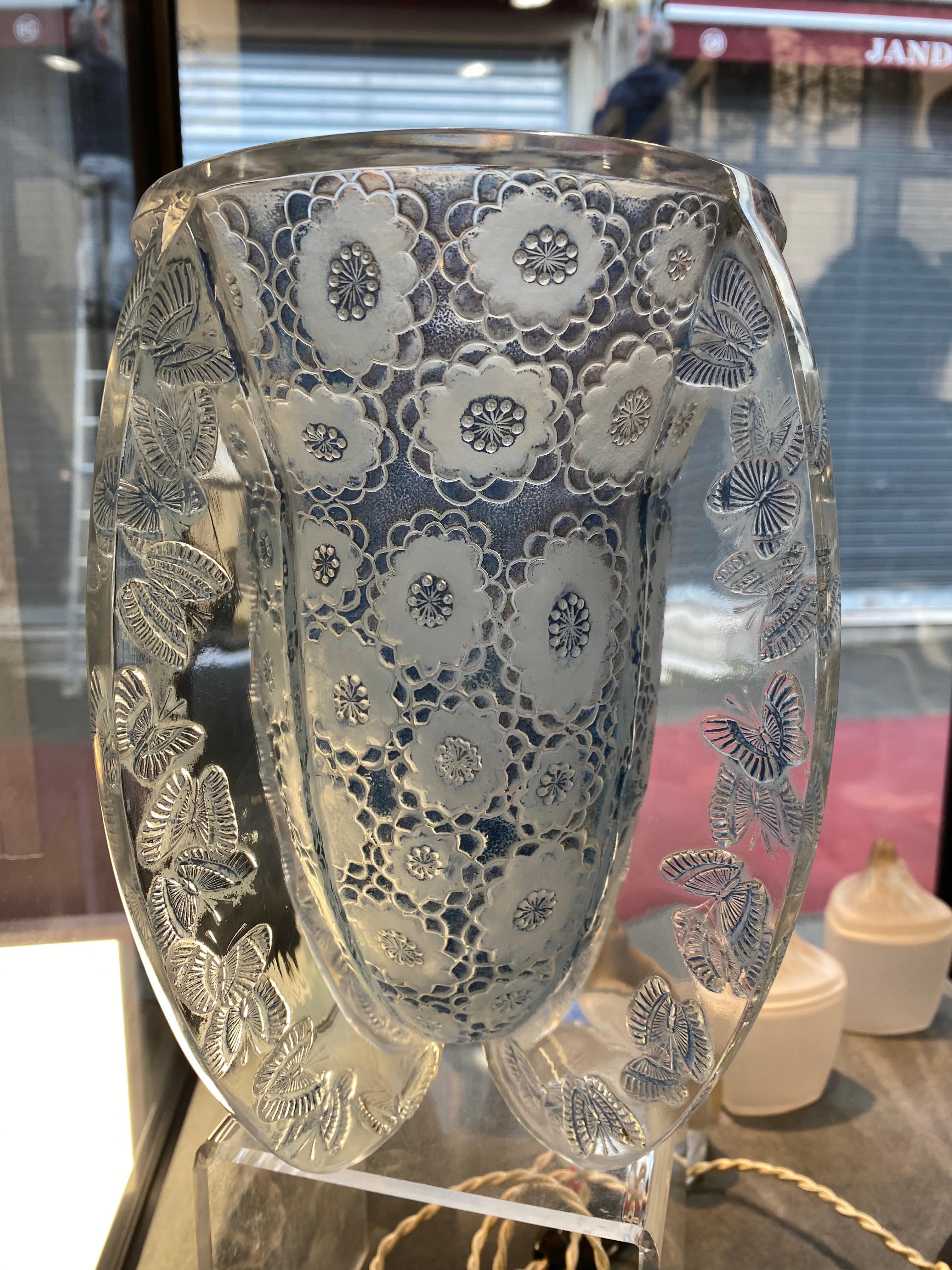 René Lalique vase papillons: Clear and frosted glass having the floral motif container inside four clear fins decorated with frosted butterflyes
22.5 cm tall Model: 10-899, circa 1936.
Rene Lalique Vase Papillons: 22.5 cm tall clear, frosted, and